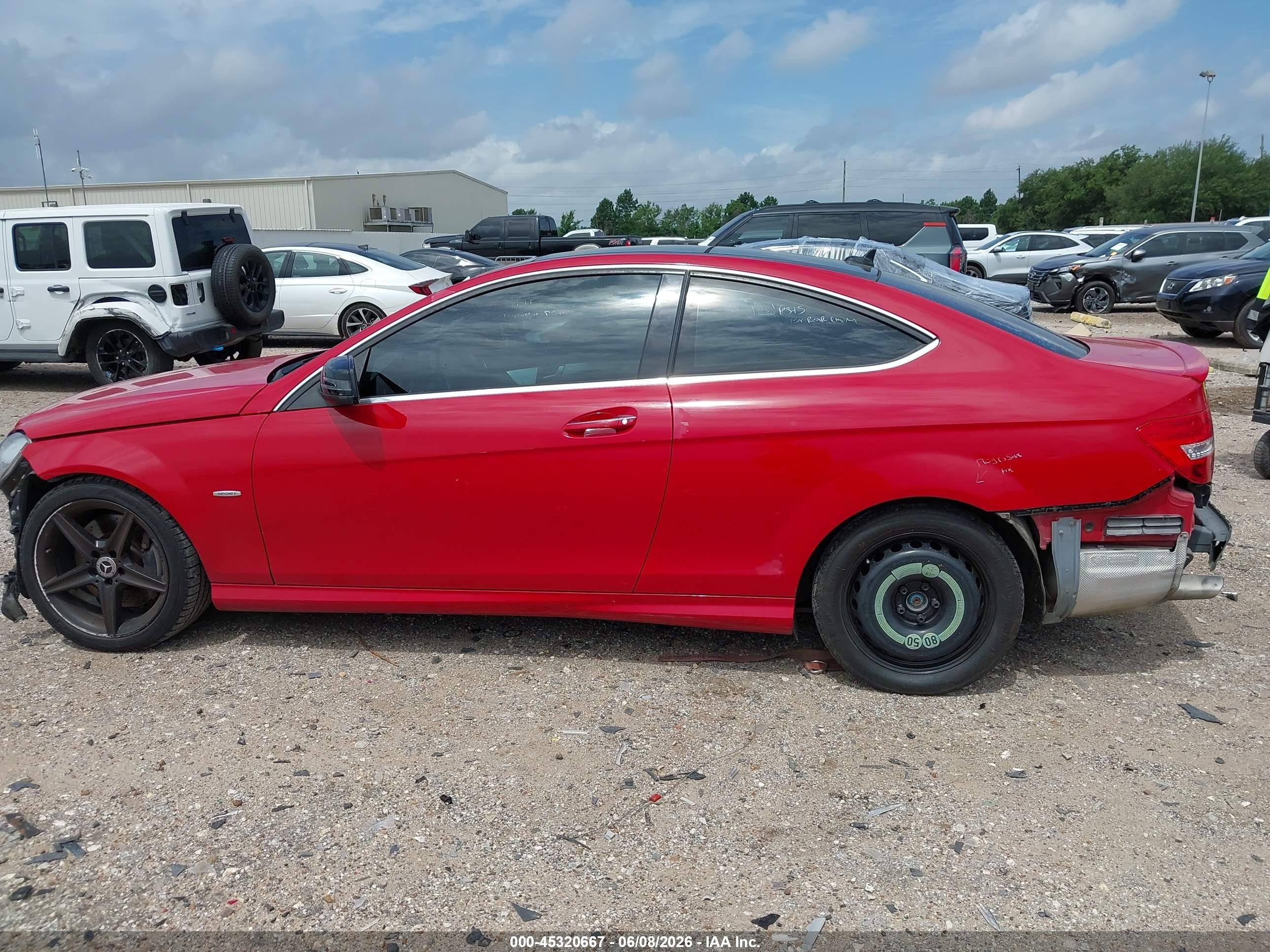 2014 Mercedes-benz C 250   Red vin: WDDGJ4HB5EG263940