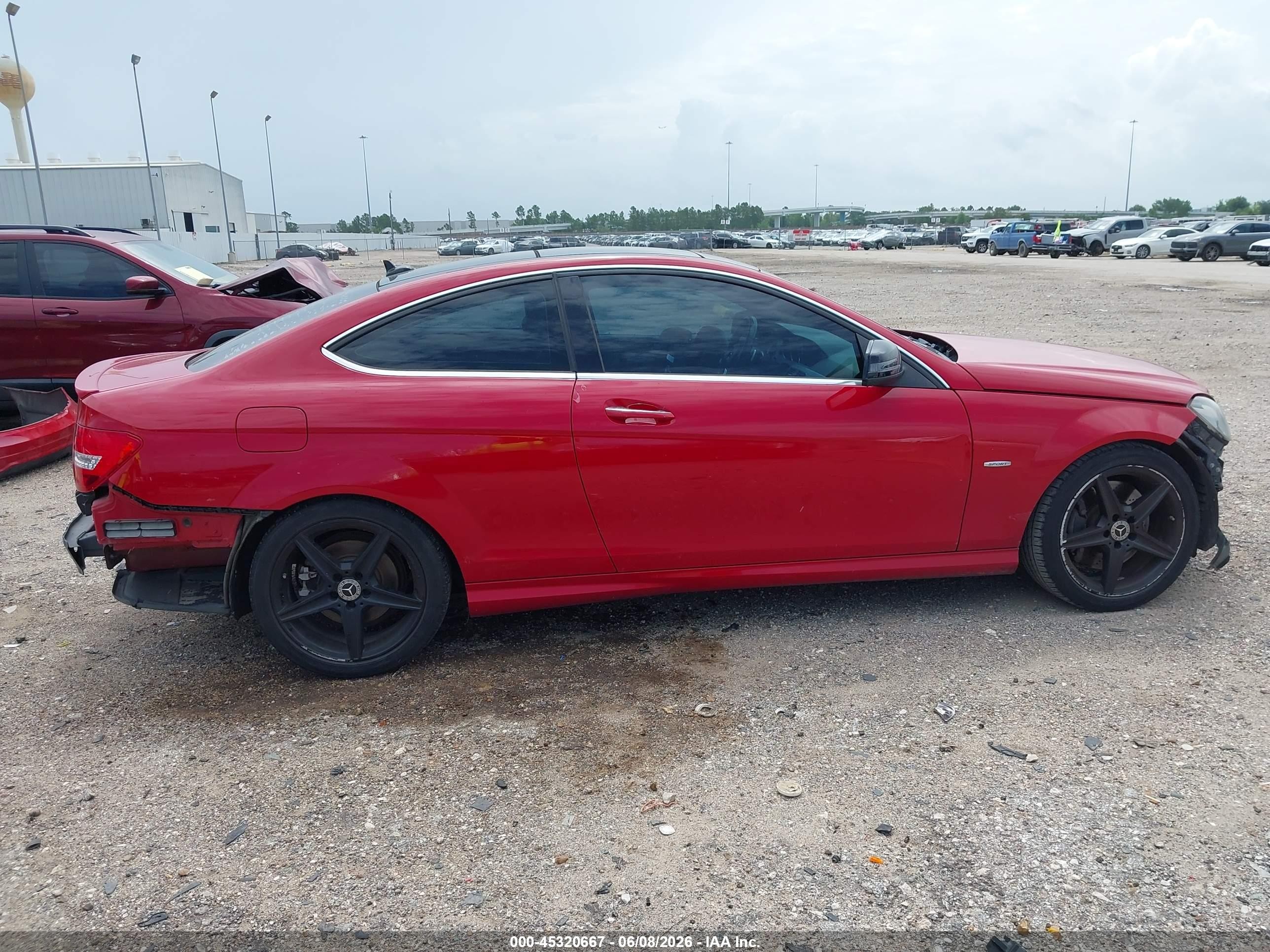2014 Mercedes-benz C 250   Red vin: WDDGJ4HB5EG263940
