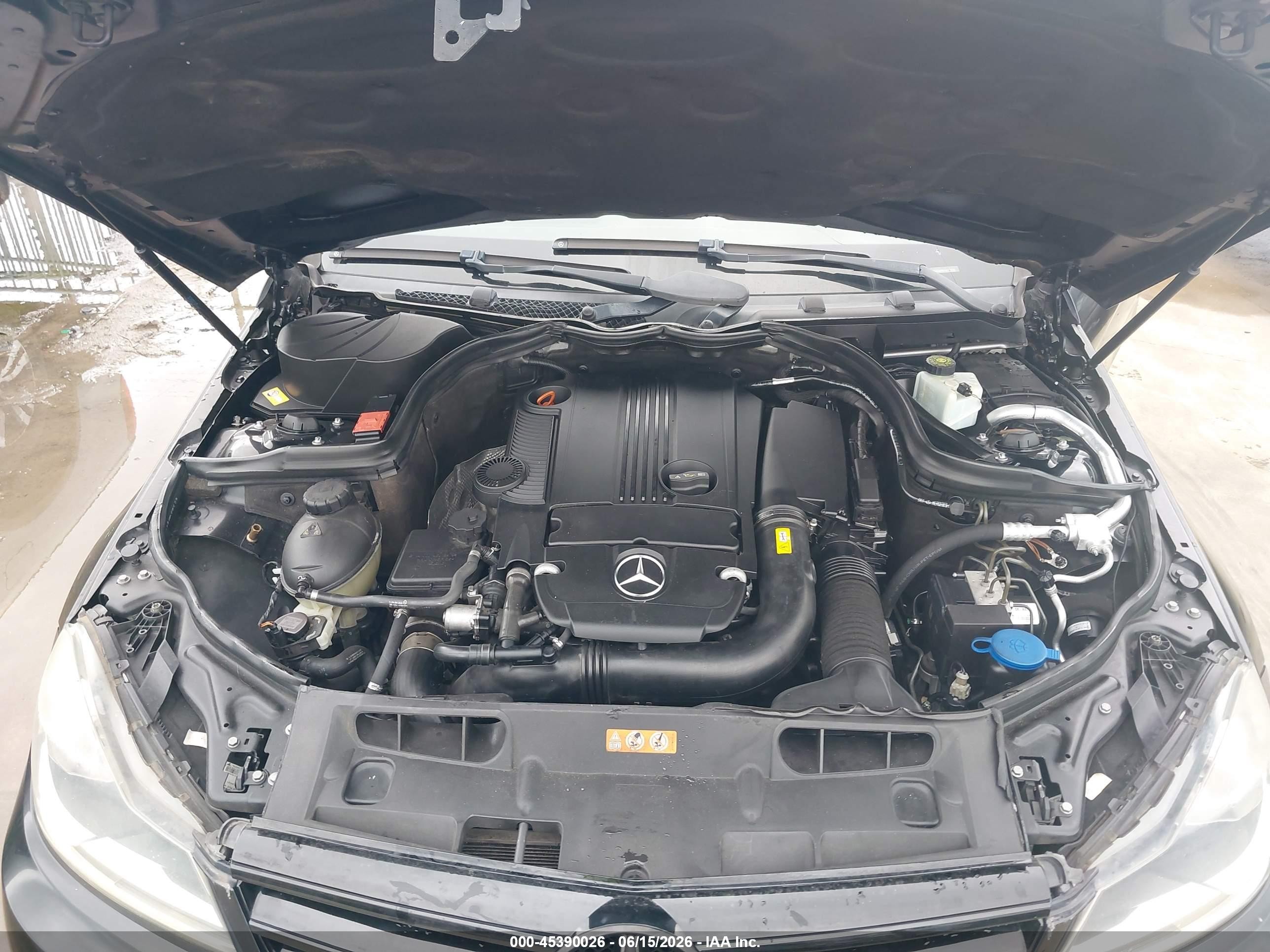2013 Mercedes-benz C 250   Черный vin: WDDGJ4HB6DF999936