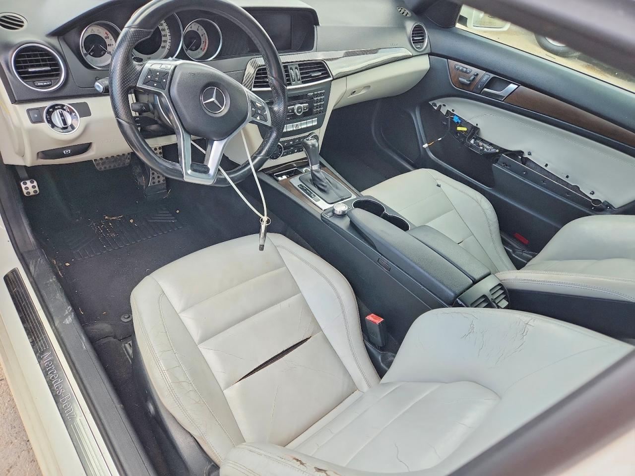 2013 Mercedes-benz C 250 Белый vin: WDDGJ4HB6DG044211