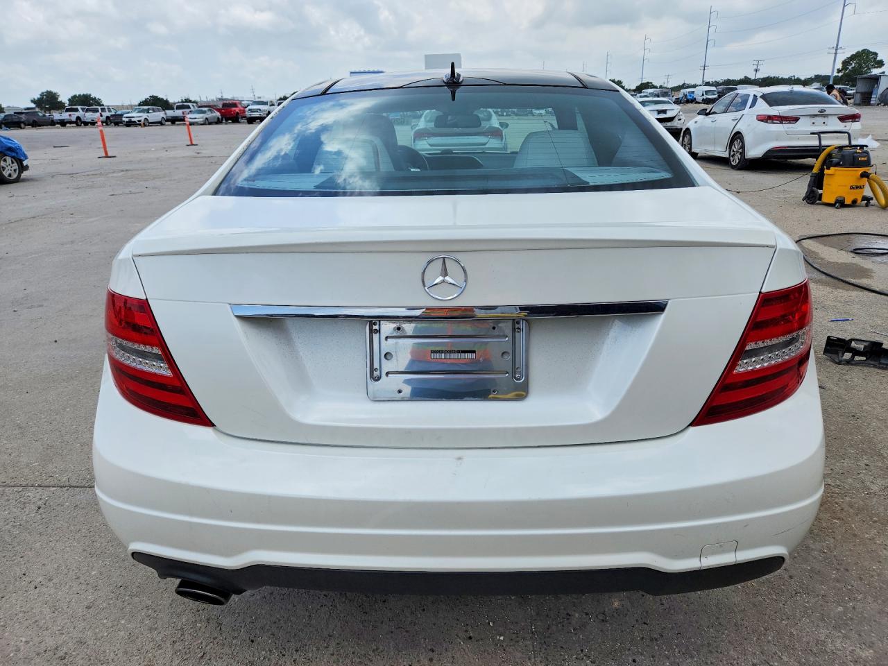 2013 Mercedes-benz C 250 Белый vin: WDDGJ4HB6DG044211