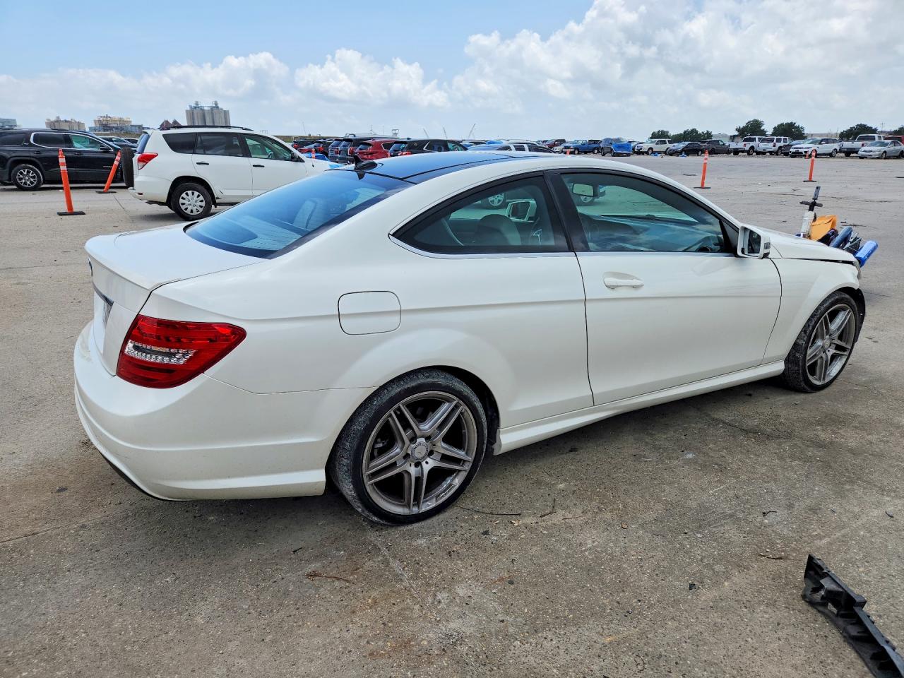 2013 Mercedes-benz C 250 Белый vin: WDDGJ4HB6DG044211