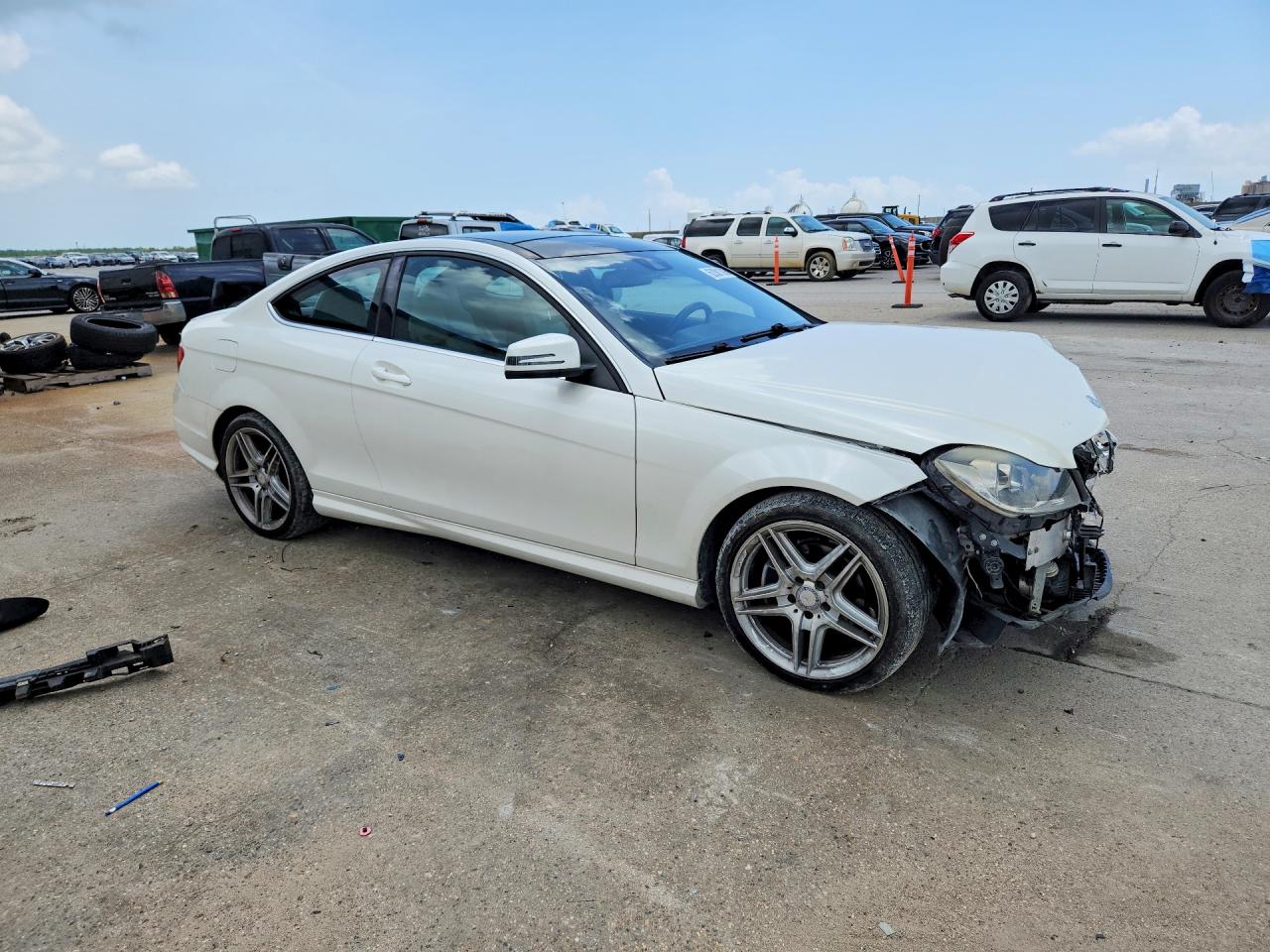 2013 Mercedes-benz C 250 Белый vin: WDDGJ4HB6DG044211