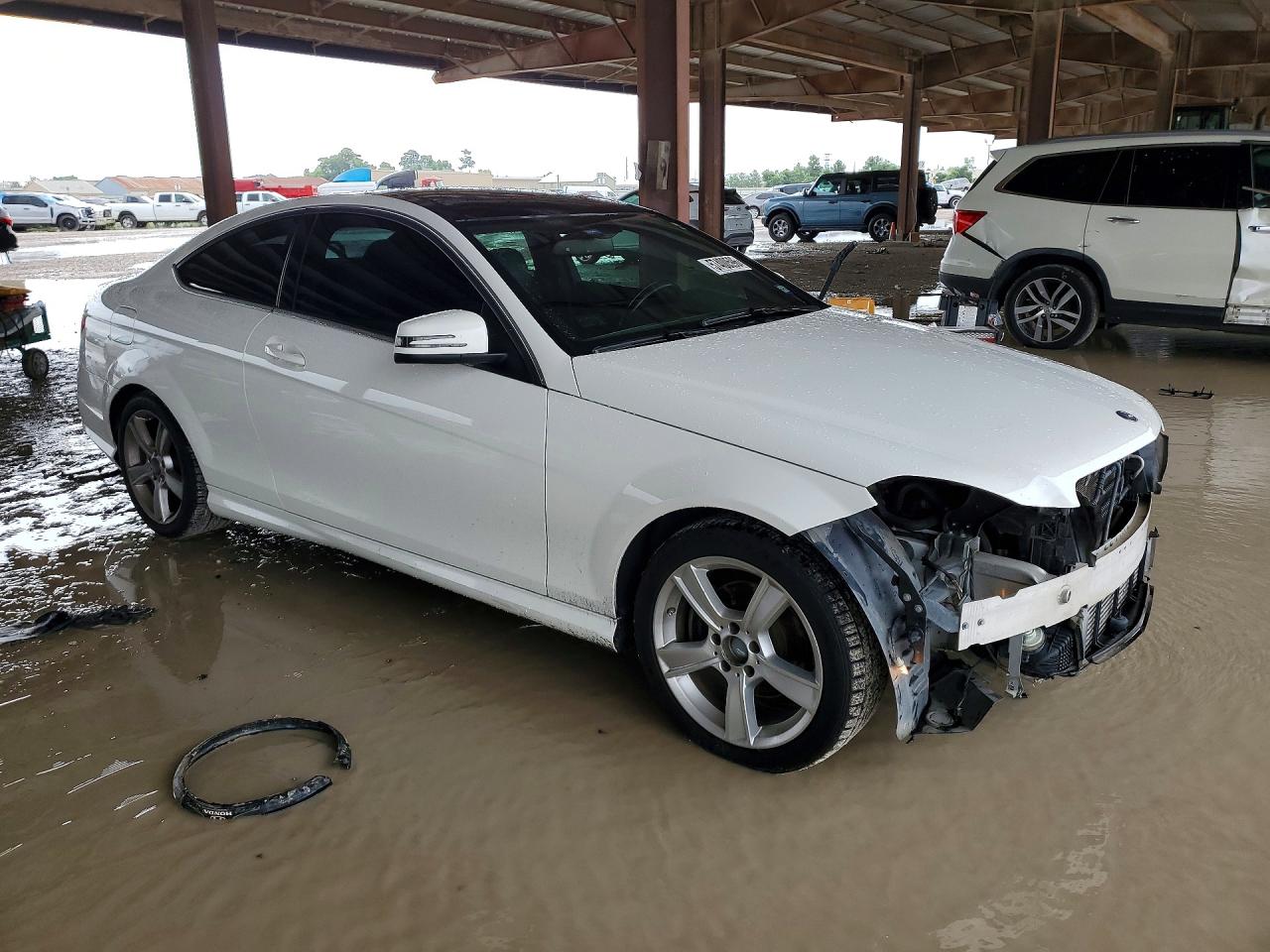 2014 Mercedes-benz C 250 Белый vin: WDDGJ4HB6EG200278