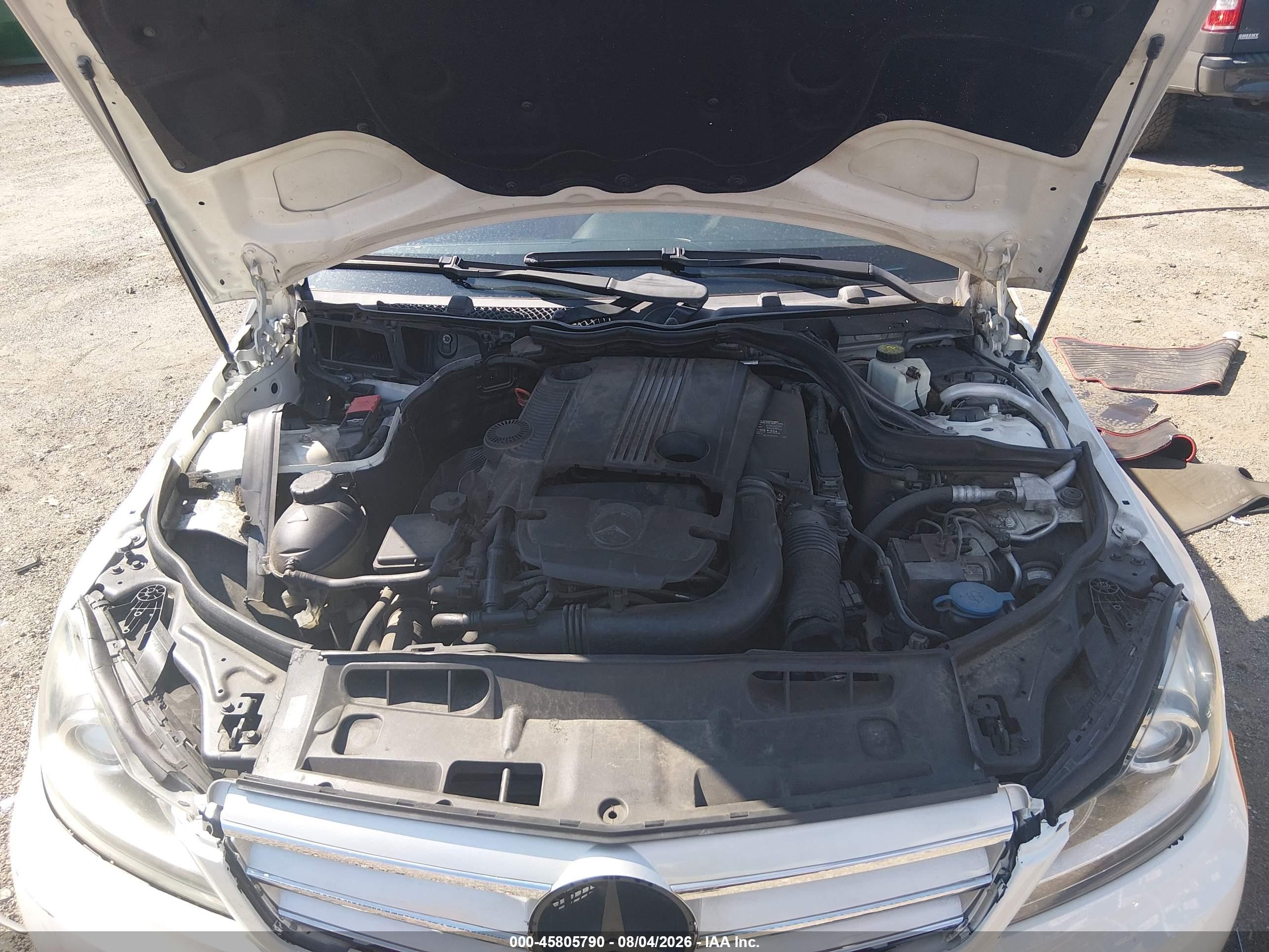 2012 Mercedes-benz C 250   White vin: WDDGJ4HB7CF905898