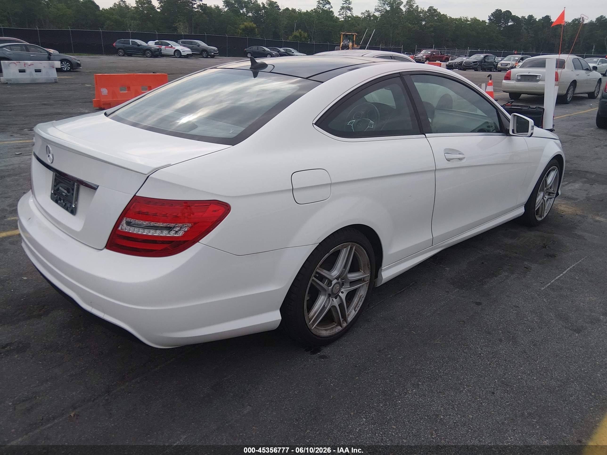 2014 Mercedes-benz C 250   White vin: WDDGJ4HB7EG255371