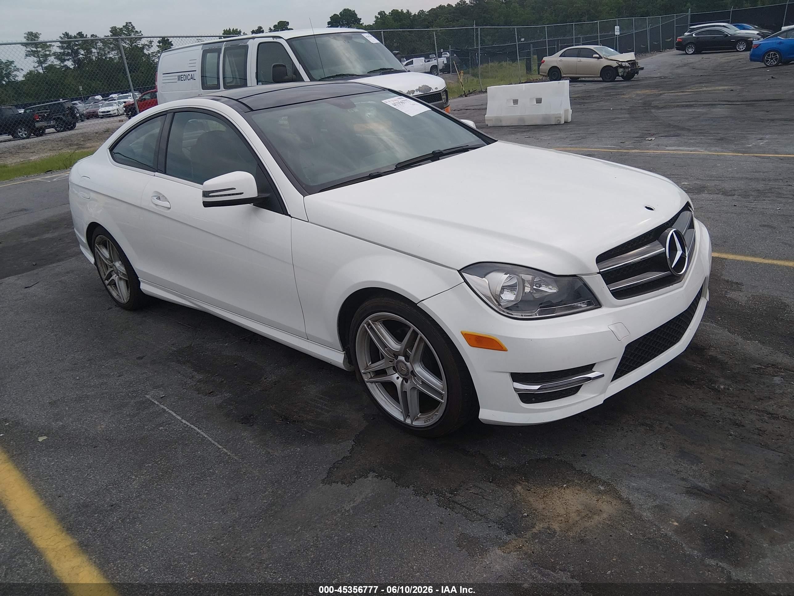 2014 Mercedes-benz C 250   White vin: WDDGJ4HB7EG255371
