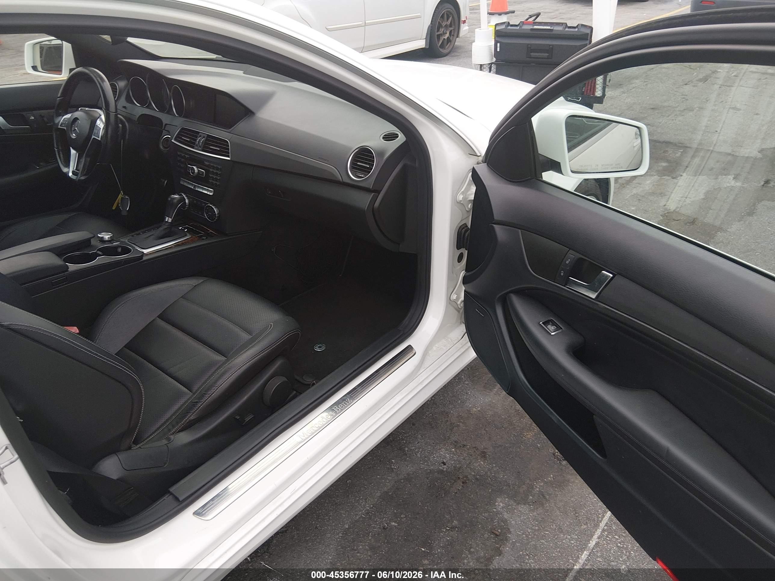 2014 Mercedes-benz C 250   White vin: WDDGJ4HB7EG255371