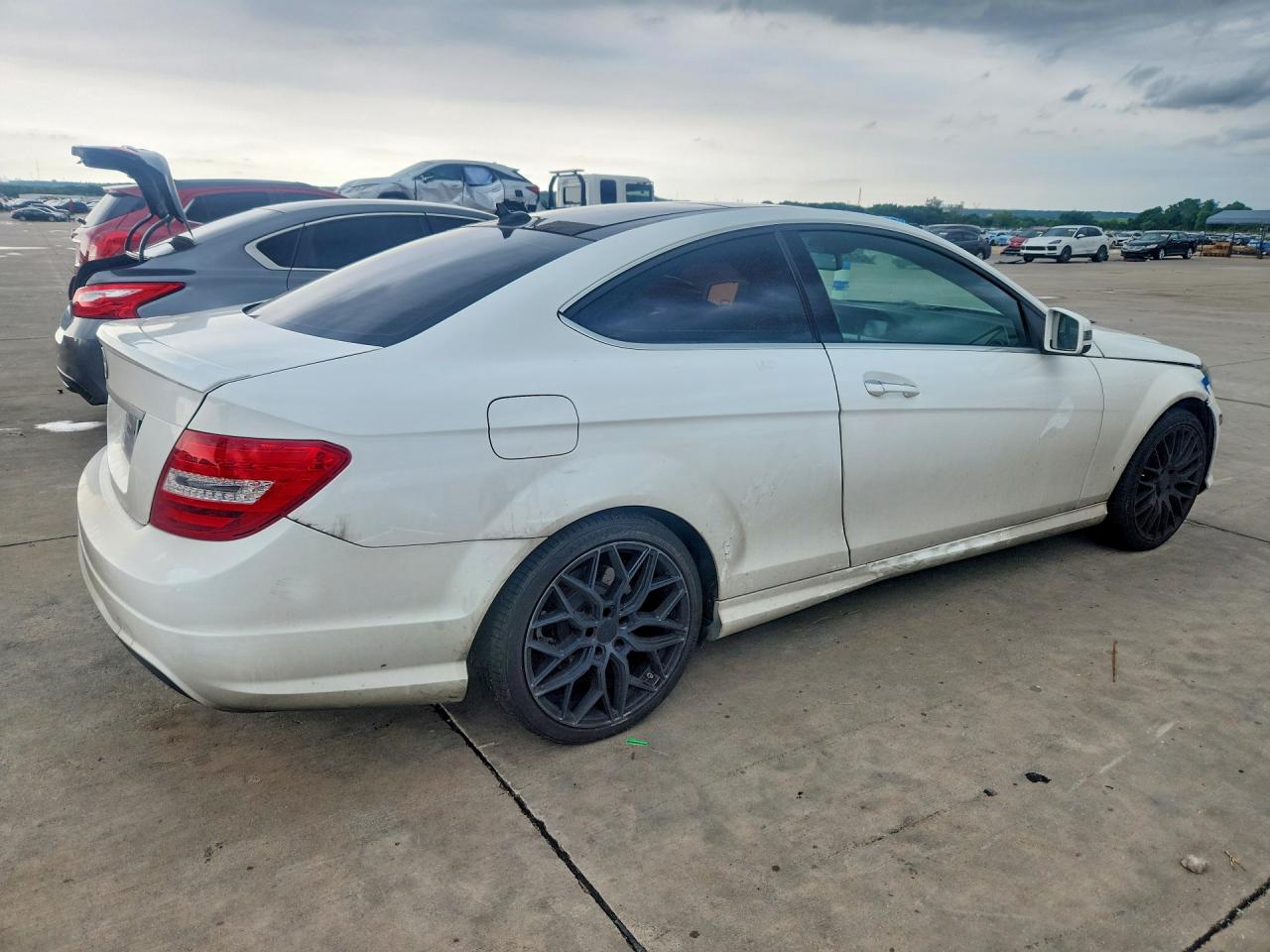 2015 Mercedes-benz C 250 Белый vin: WDDGJ4HB7FG368884