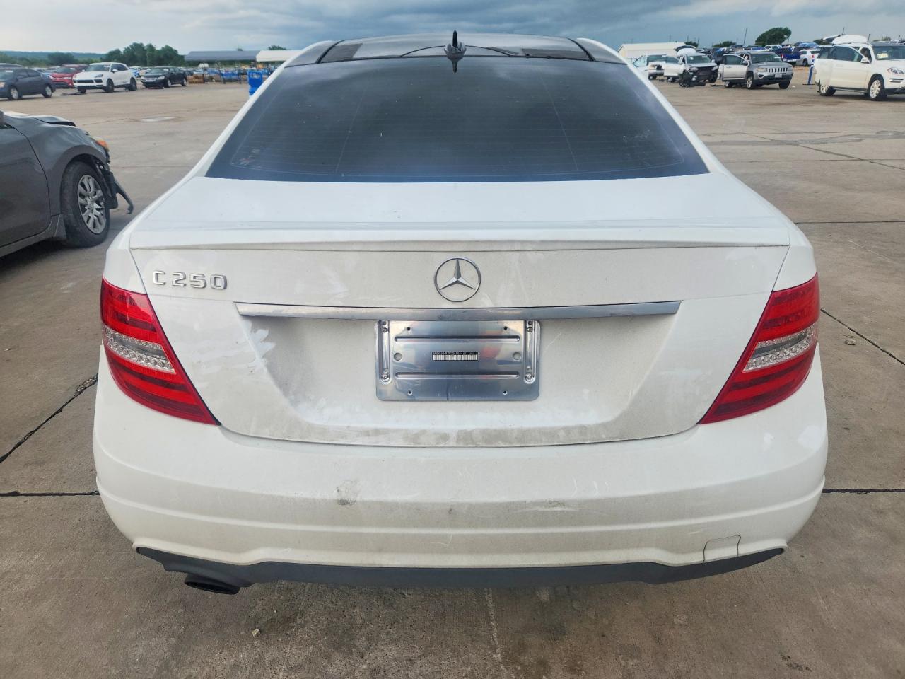 2015 Mercedes-benz C 250 Белый vin: WDDGJ4HB7FG368884