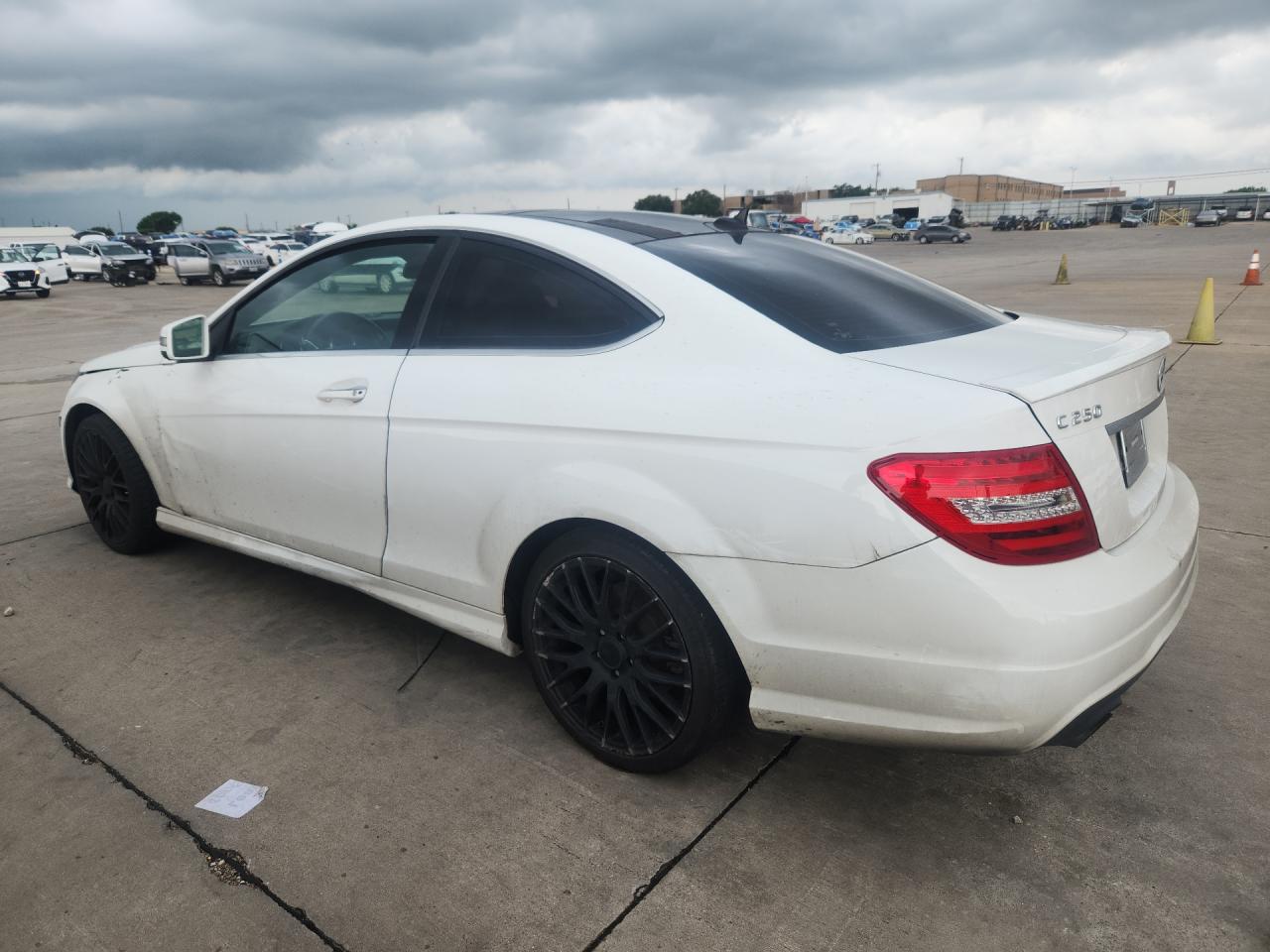 2015 Mercedes-benz C 250 Белый vin: WDDGJ4HB7FG368884