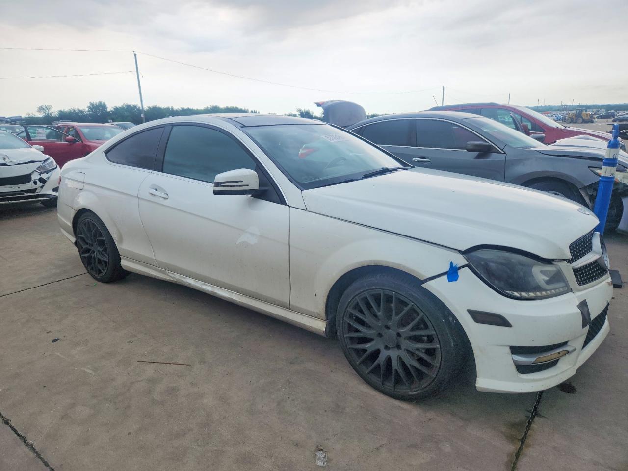 2015 Mercedes-benz C 250 Белый vin: WDDGJ4HB7FG368884
