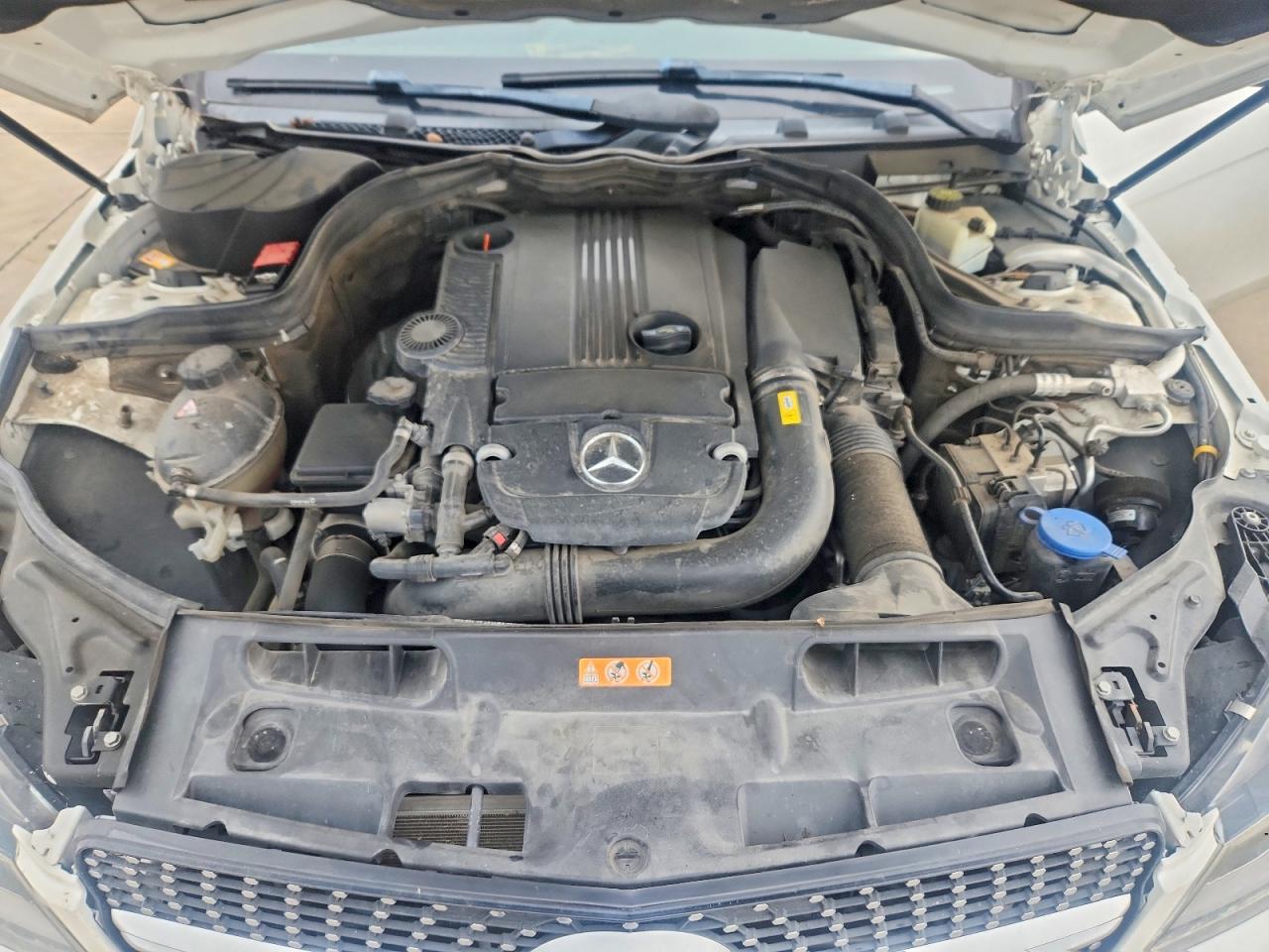 2015 Mercedes-benz C 250 Белый vin: WDDGJ4HB7FG368884