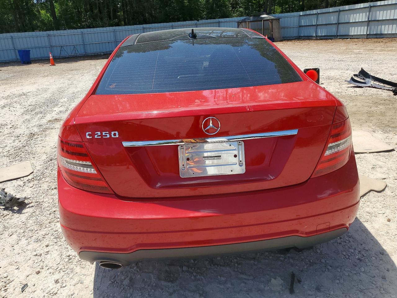 2012 Mercedes-benz C 250 Red vin: WDDGJ4HB8CF774349