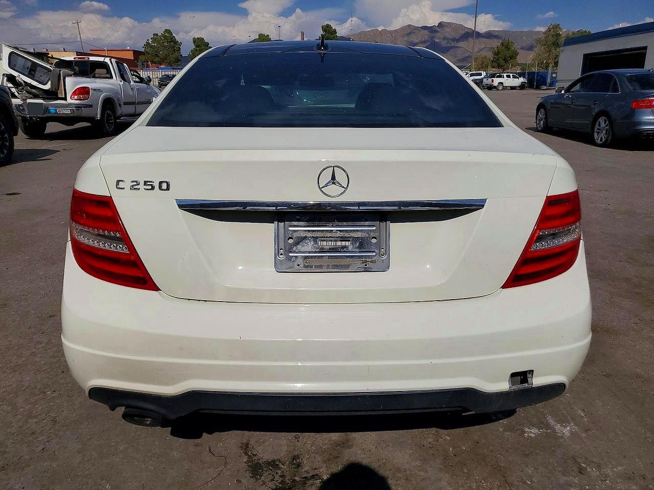 2012 Mercedes-benz C 250 Белый vin: WDDGJ4HB9CF801106