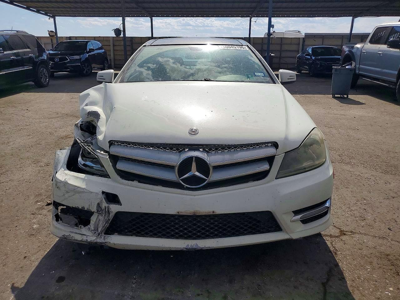 2012 Mercedes-benz C 250 Белый vin: WDDGJ4HB9CF801106