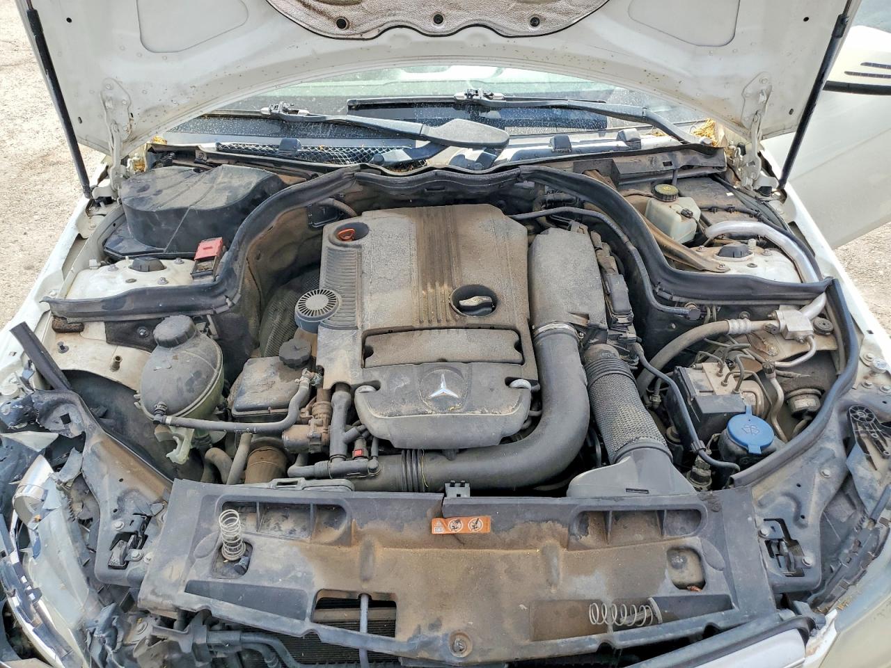 2012 Mercedes-benz C 250 Белый vin: WDDGJ4HB9CF801106