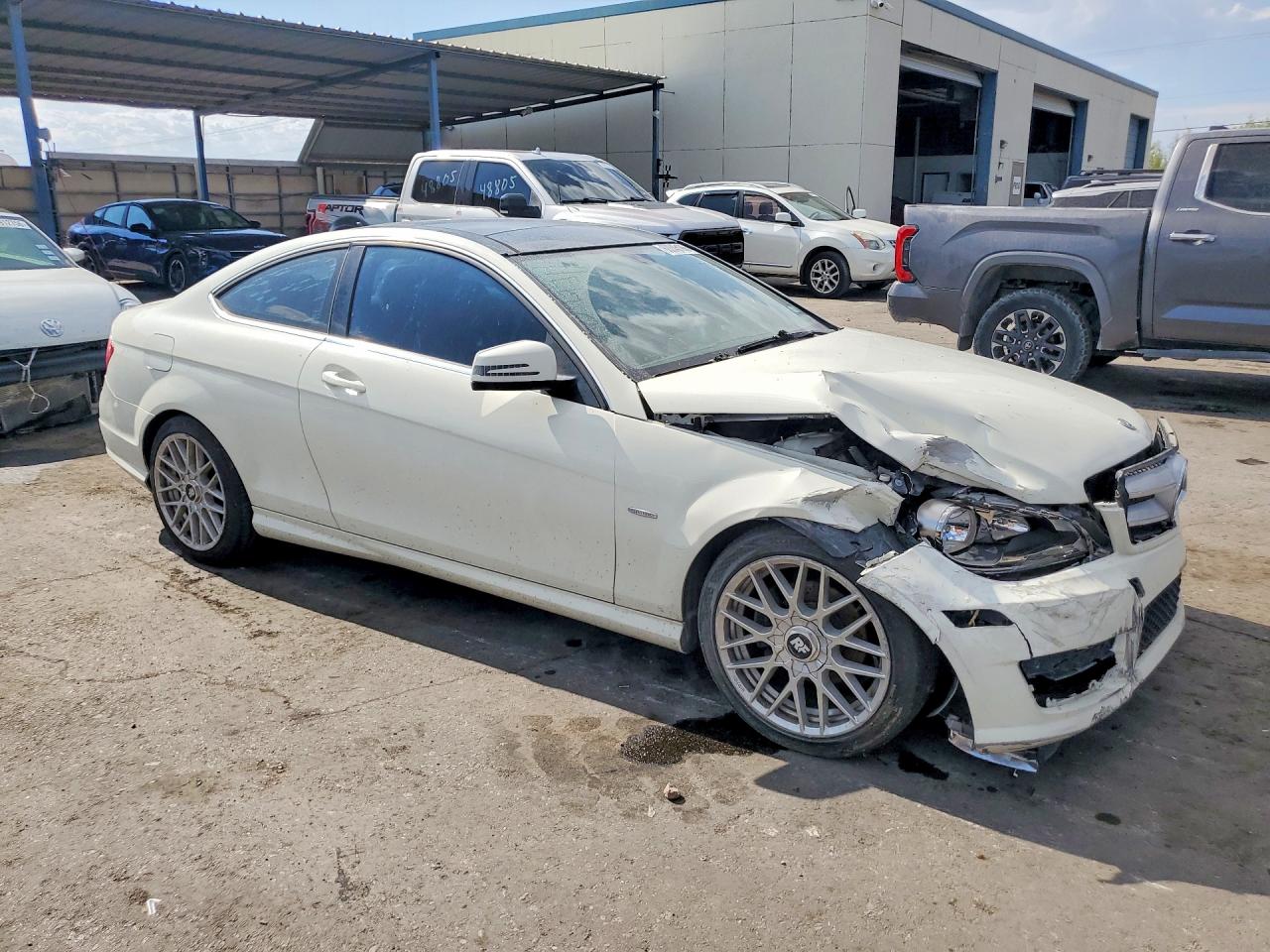2012 Mercedes-benz C 250 Белый vin: WDDGJ4HB9CF801106