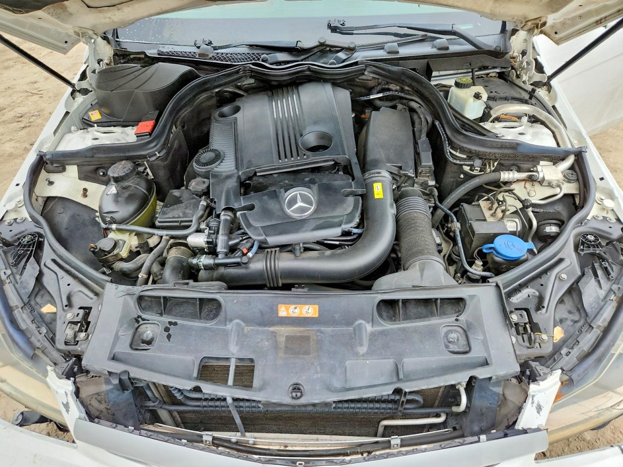 2013 Mercedes-benz C 250 Белый vin: WDDGJ4HB9DF979955