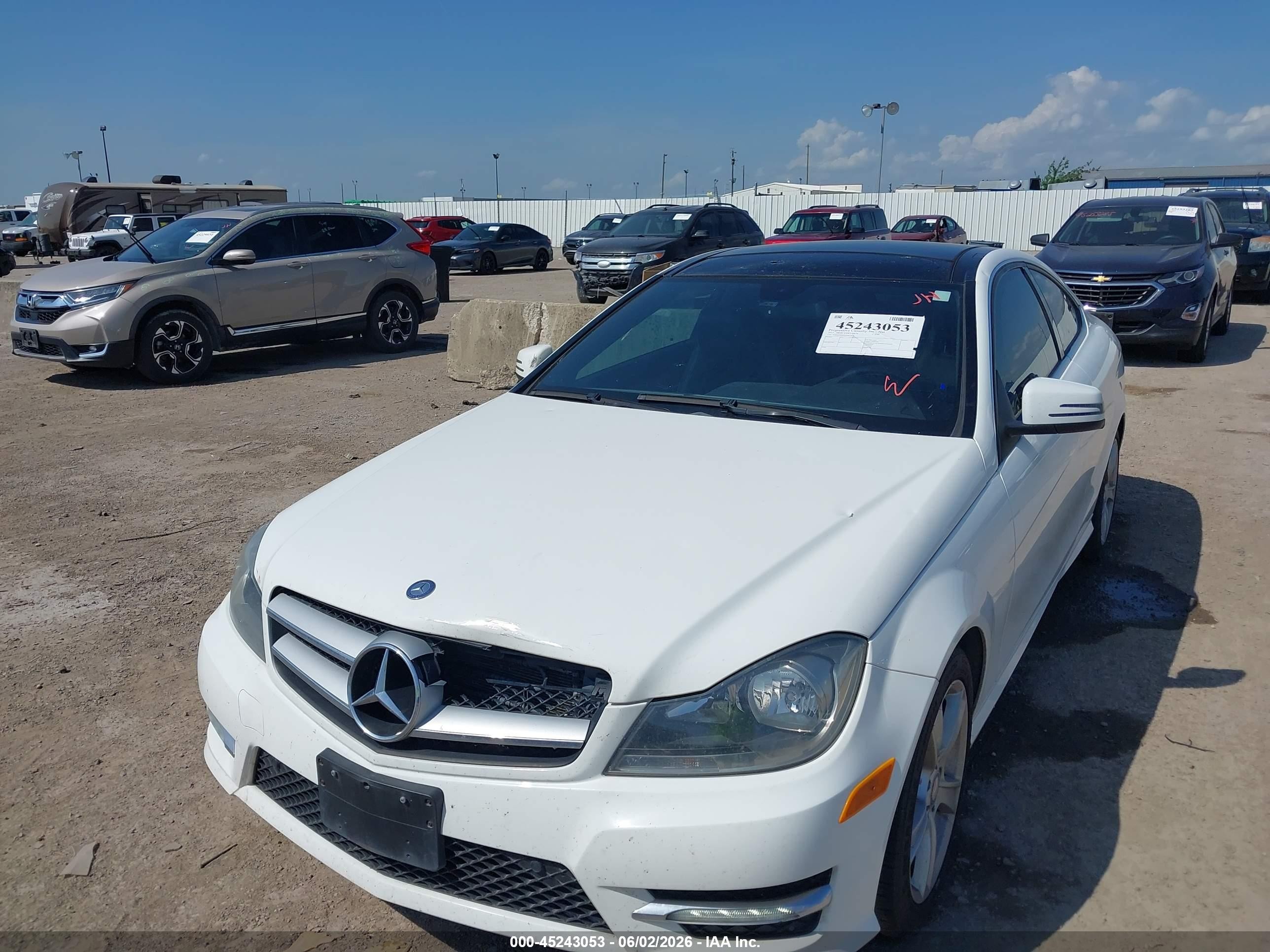 2013 Mercedes-benz C 250   White vin: WDDGJ4HB9DG061679