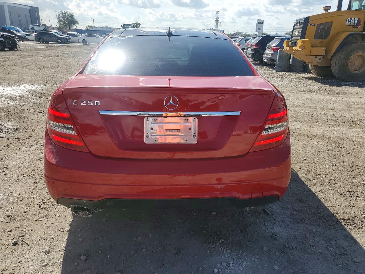 2014 Mercedes-benz C 250 Red vin: WDDGJ4HB9EG265805
