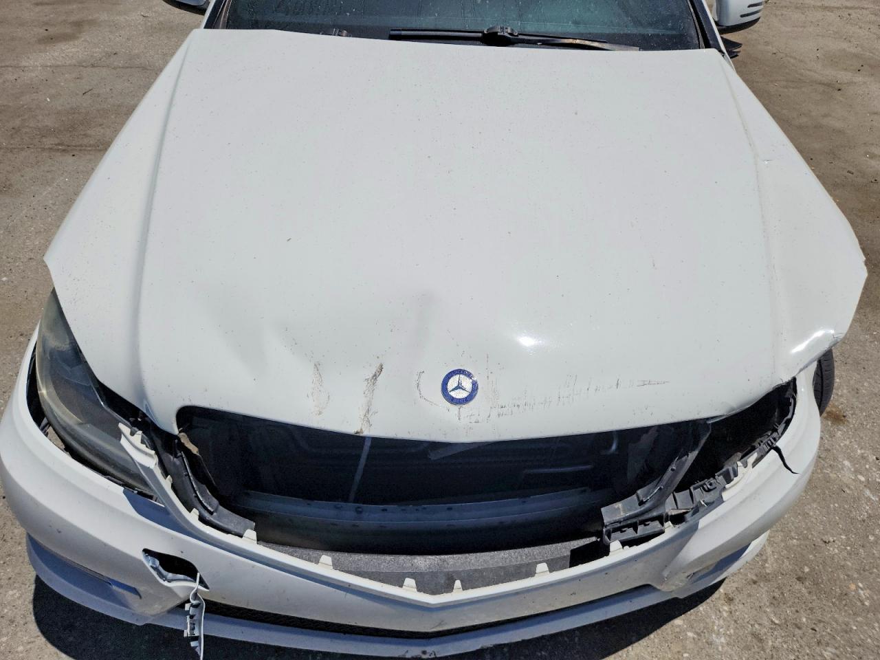2012 Mercedes-benz C 250 White vin: WDDGJ4HBXCF920881