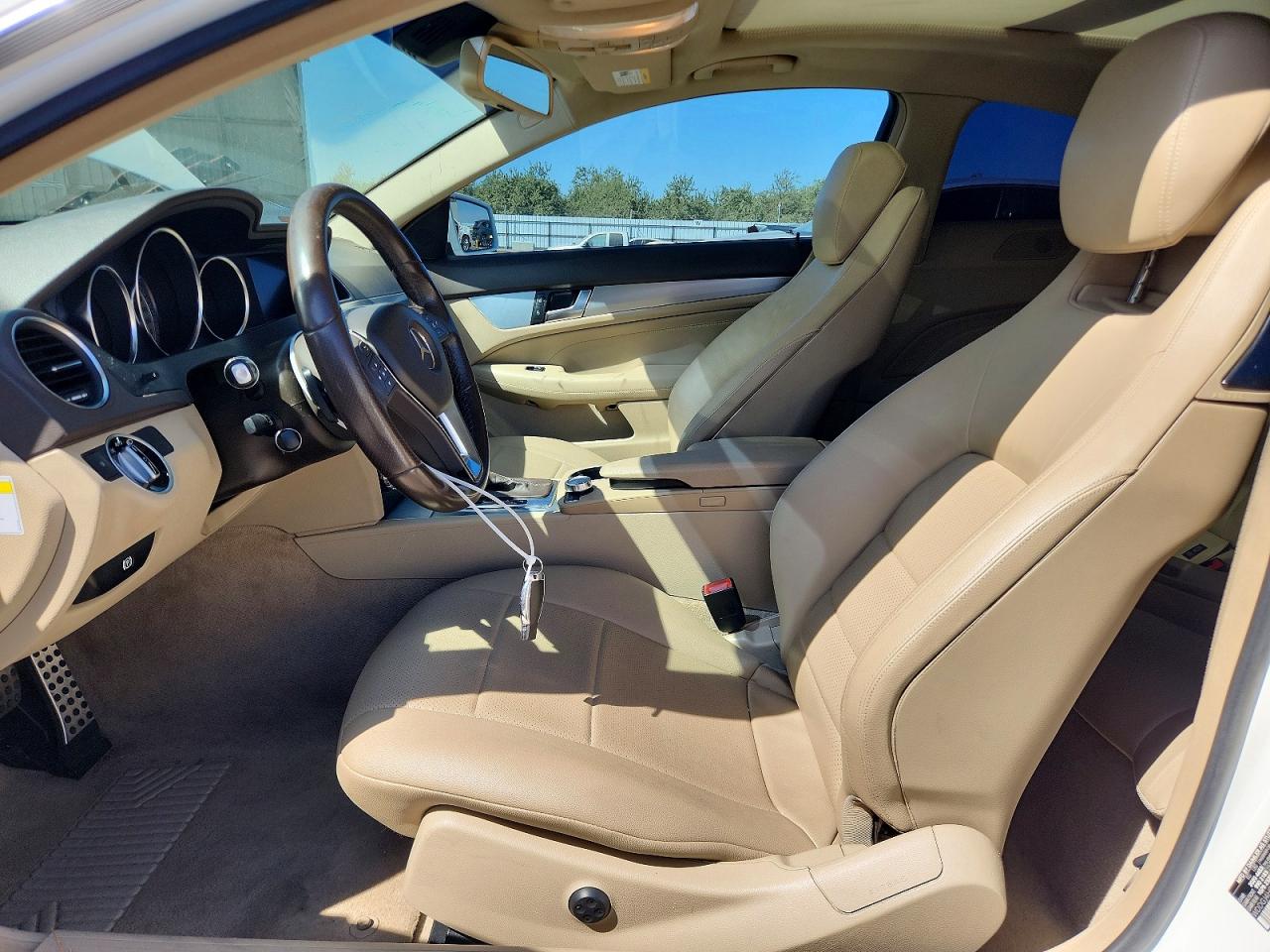 2013 Mercedes-benz C 250 White vin: WDDGJ4HBXDF949833