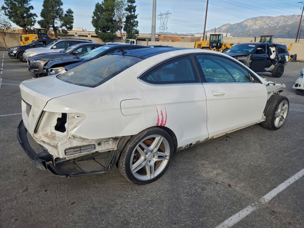 2013 Mercedes-benz C 250 Белый vin: WDDGJ4HBXDG053347