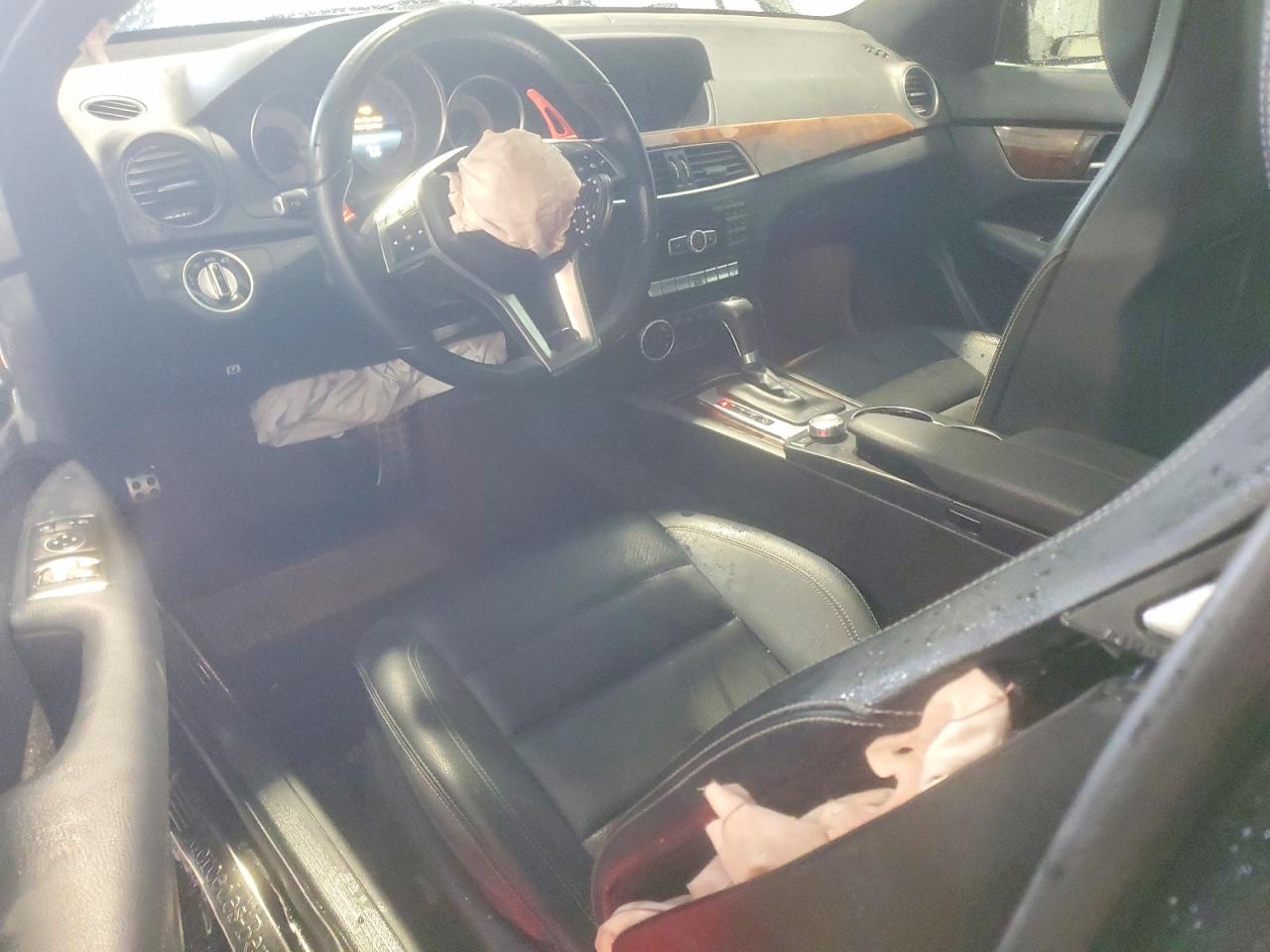 2015 Mercedes-benz C 250 Черный vin: WDDGJ4HBXFG389020