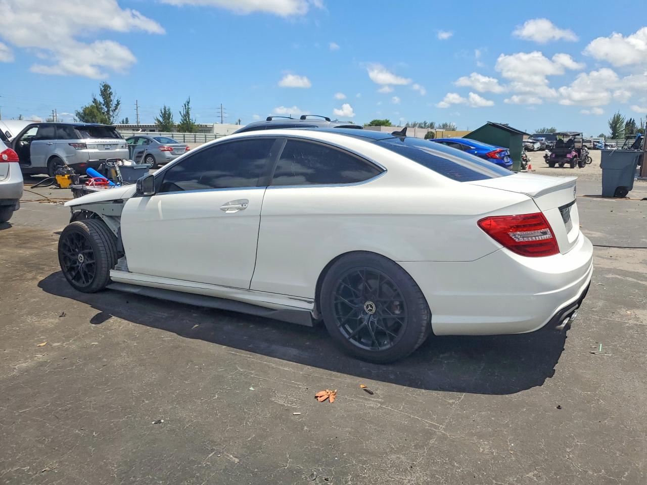 2014 Mercedes-benz C 350 Белый vin: WDDGJ5HB1EG167681