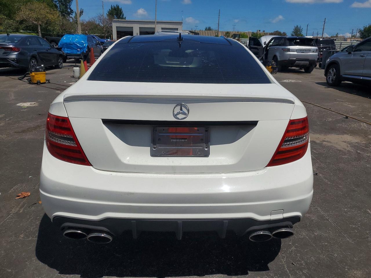 2014 Mercedes-benz C 350 Белый vin: WDDGJ5HB1EG167681