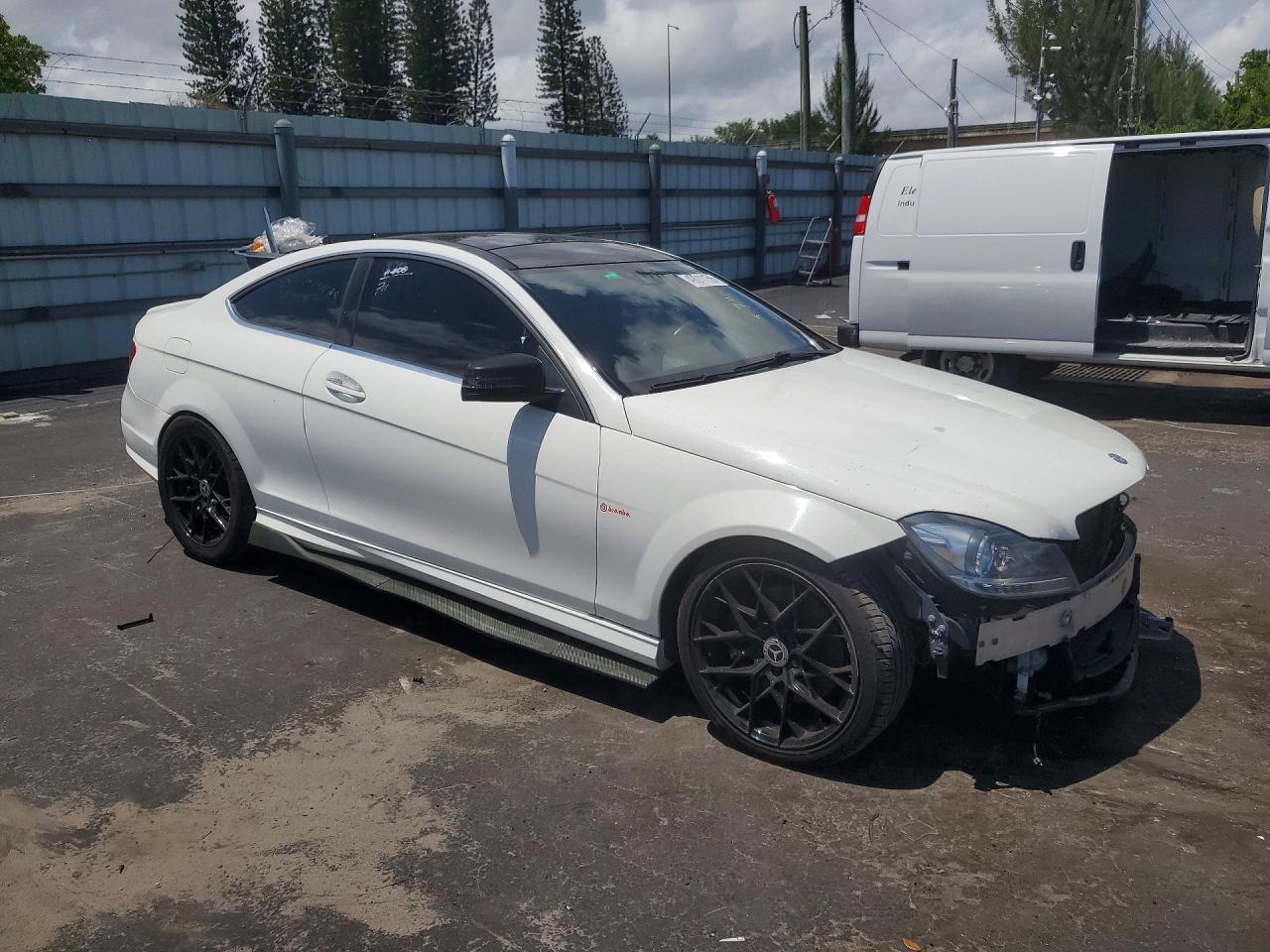 2014 Mercedes-benz C 350 Белый vin: WDDGJ5HB1EG167681