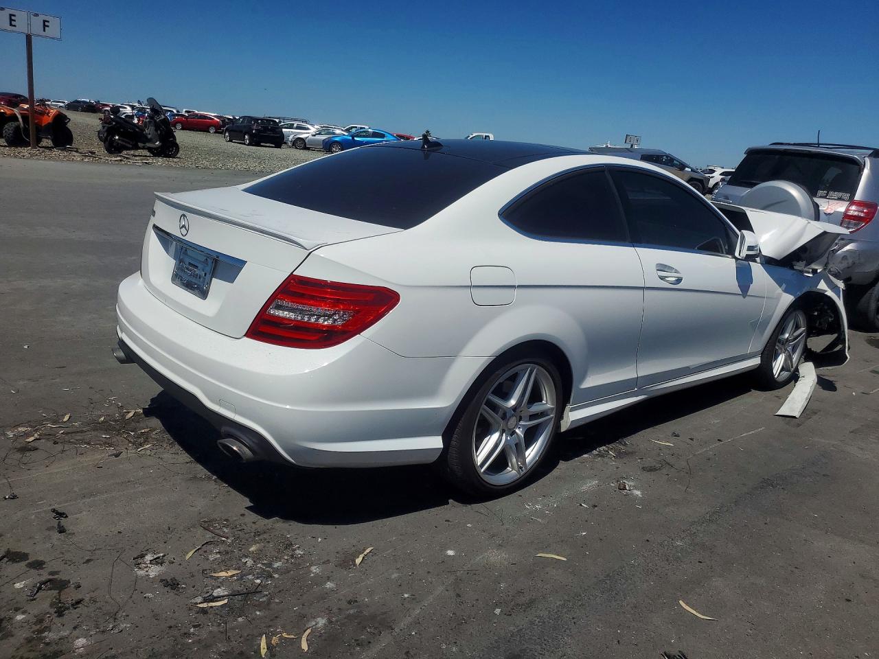 2013 Mercedes-benz C 350 White vin: WDDGJ5HB4DF951776