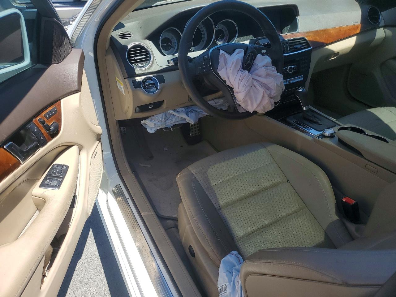 2013 Mercedes-benz C 350 White vin: WDDGJ5HB4DF951776