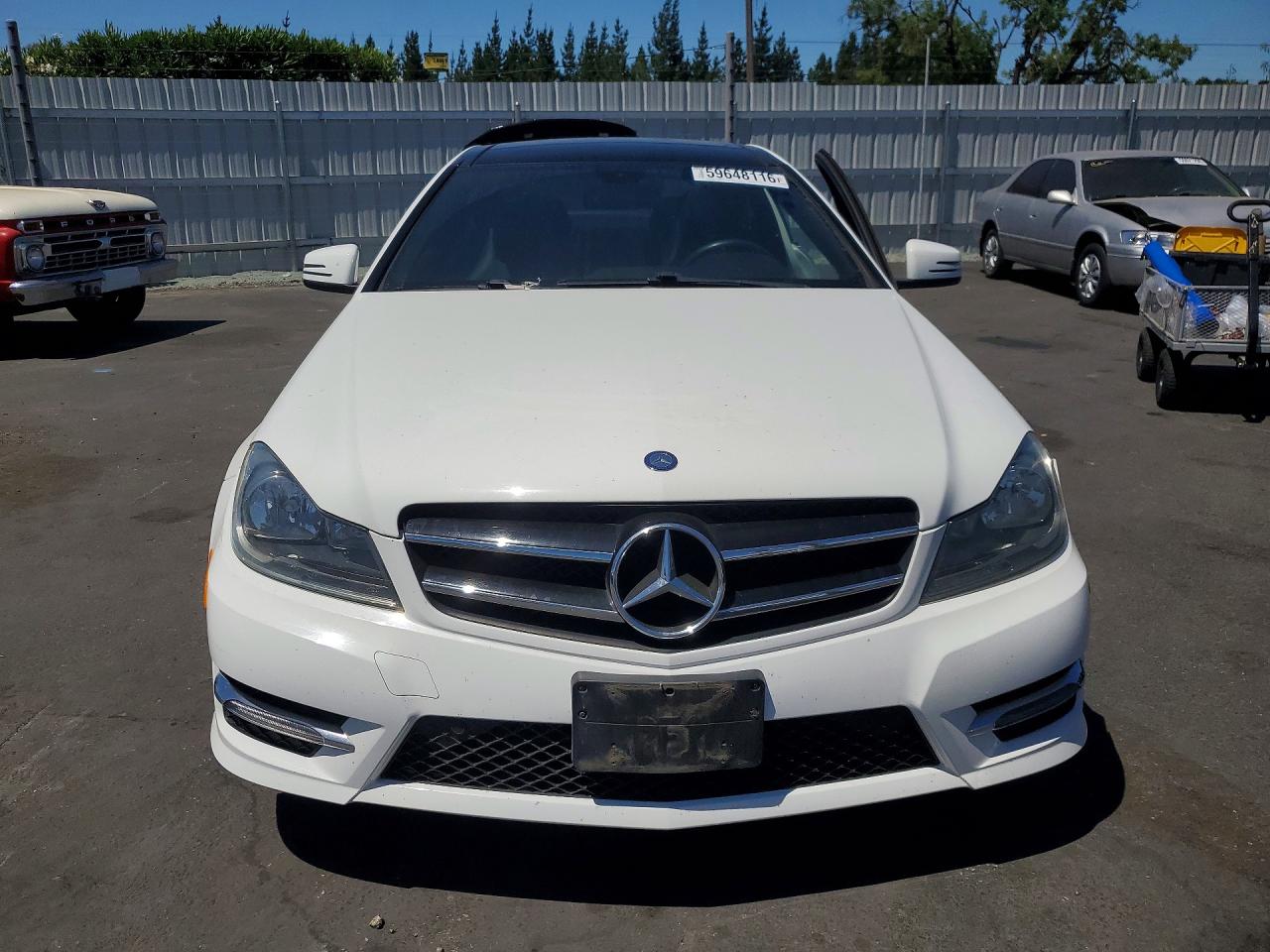 2014 Mercedes-benz C 350 White vin: WDDGJ5HB8EG274940