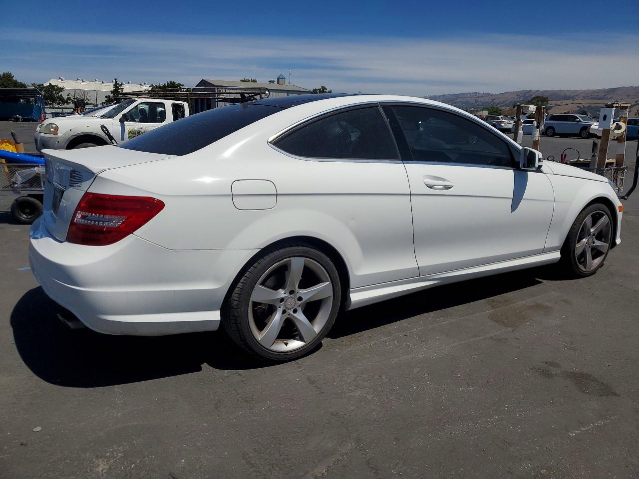 2014 Mercedes-benz C 350 White vin: WDDGJ5HB8EG274940
