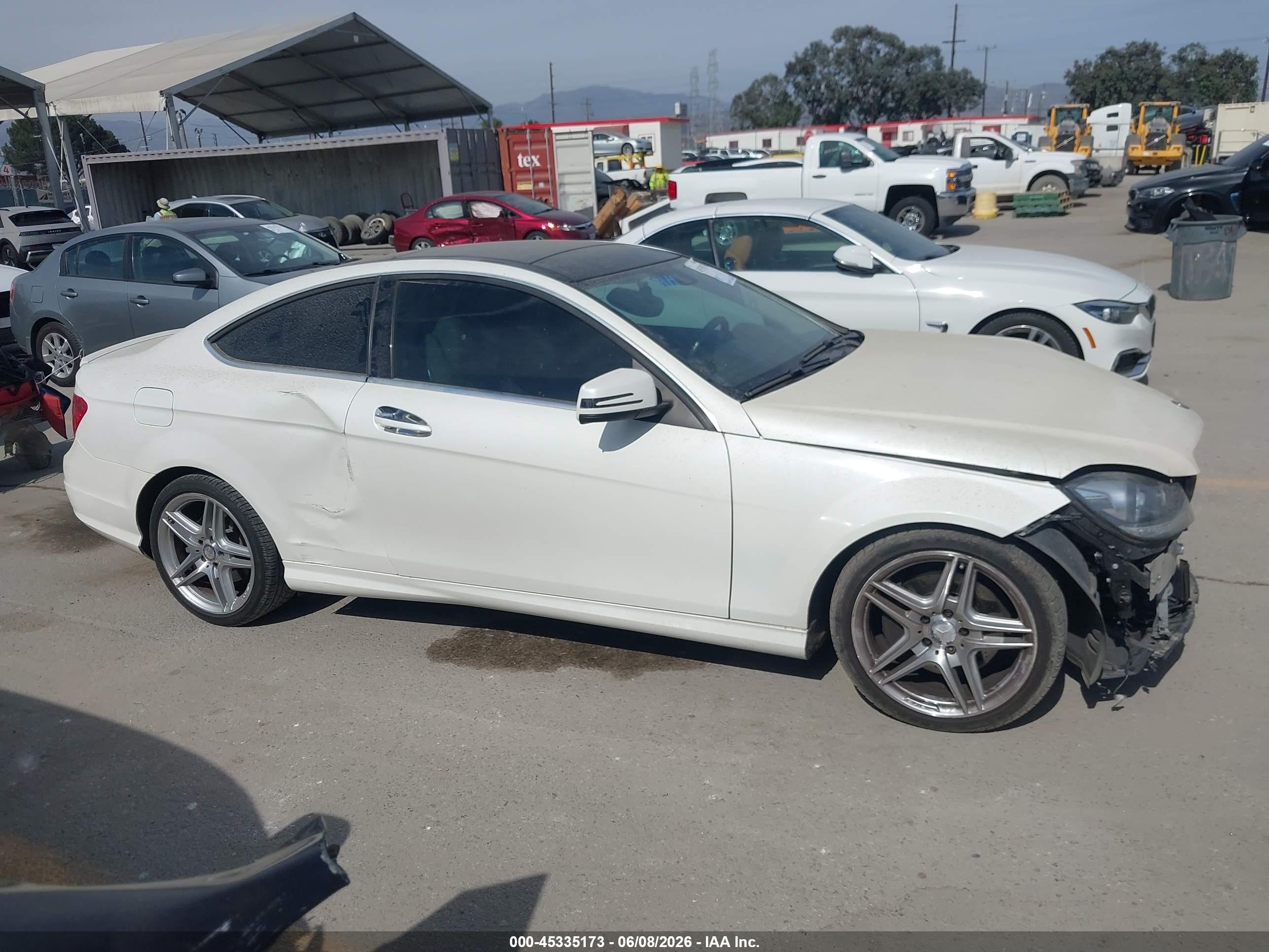 2014 Mercedes-benz C 350 Sport 4matic Cream vin: WDDGJ8JBXEG161292