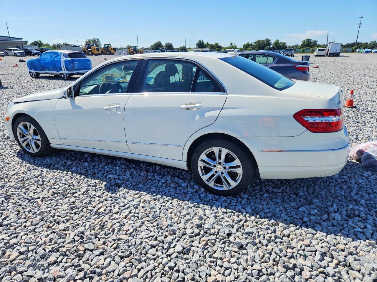 2011 Mercedes-benz E 350 White vin: WDDHF5GB2BA468384