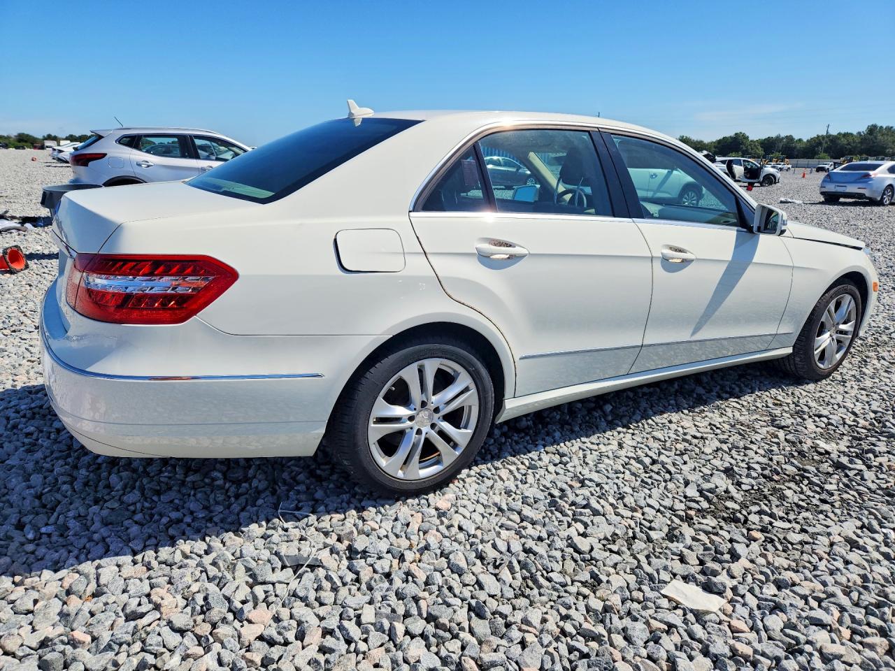 2011 Mercedes-benz E 350 White vin: WDDHF5GB2BA468384