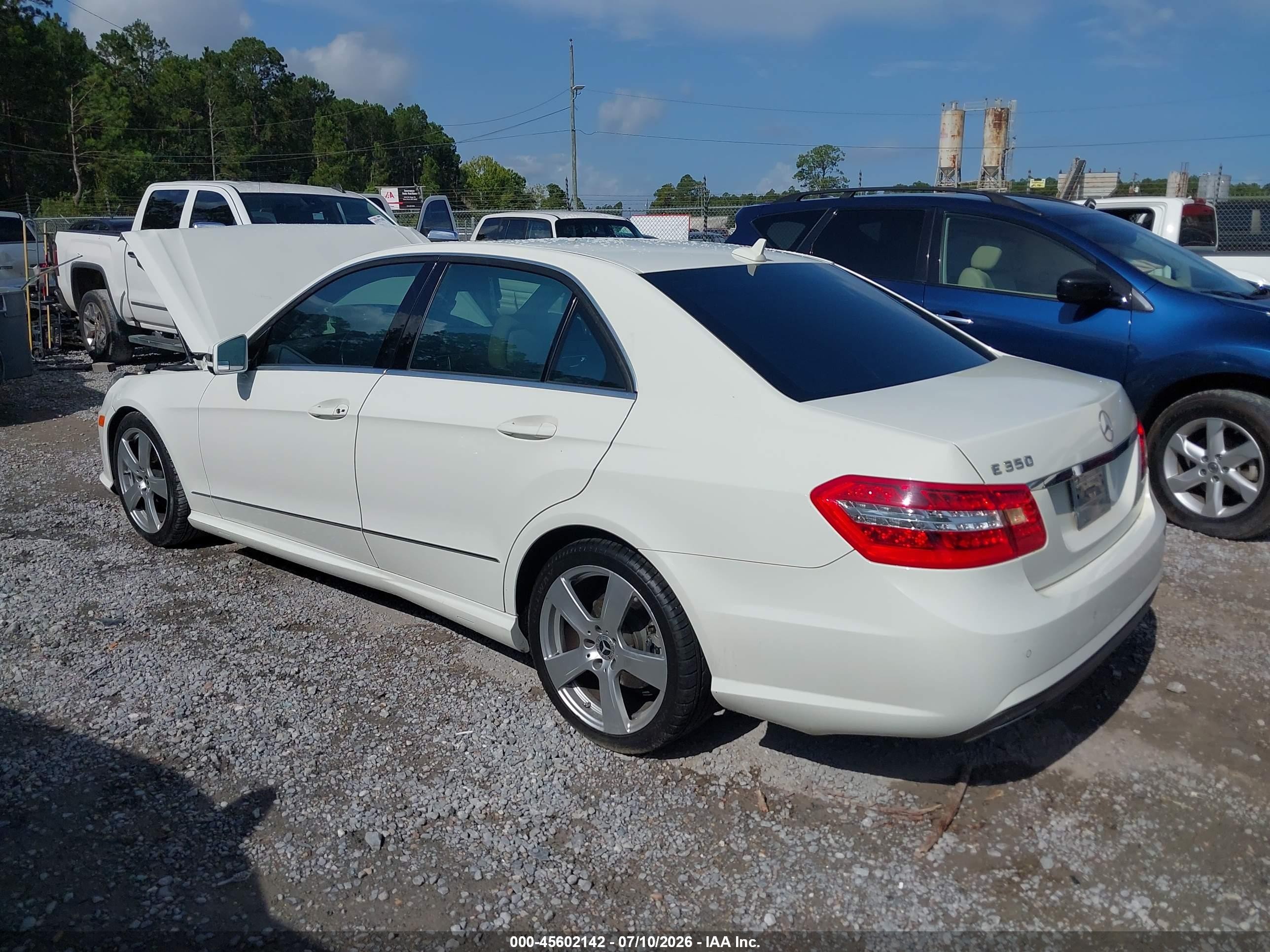 2011 Mercedes-benz E 350   White vin: WDDHF5GB2BA473245