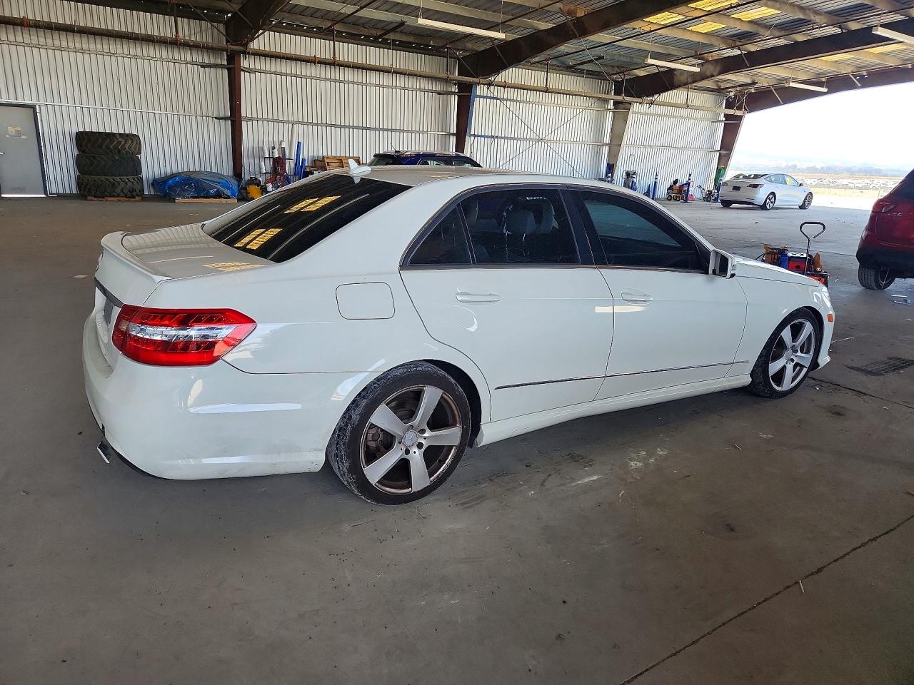 2011 Mercedes-benz E 350 White vin: WDDHF5GB9BA267985