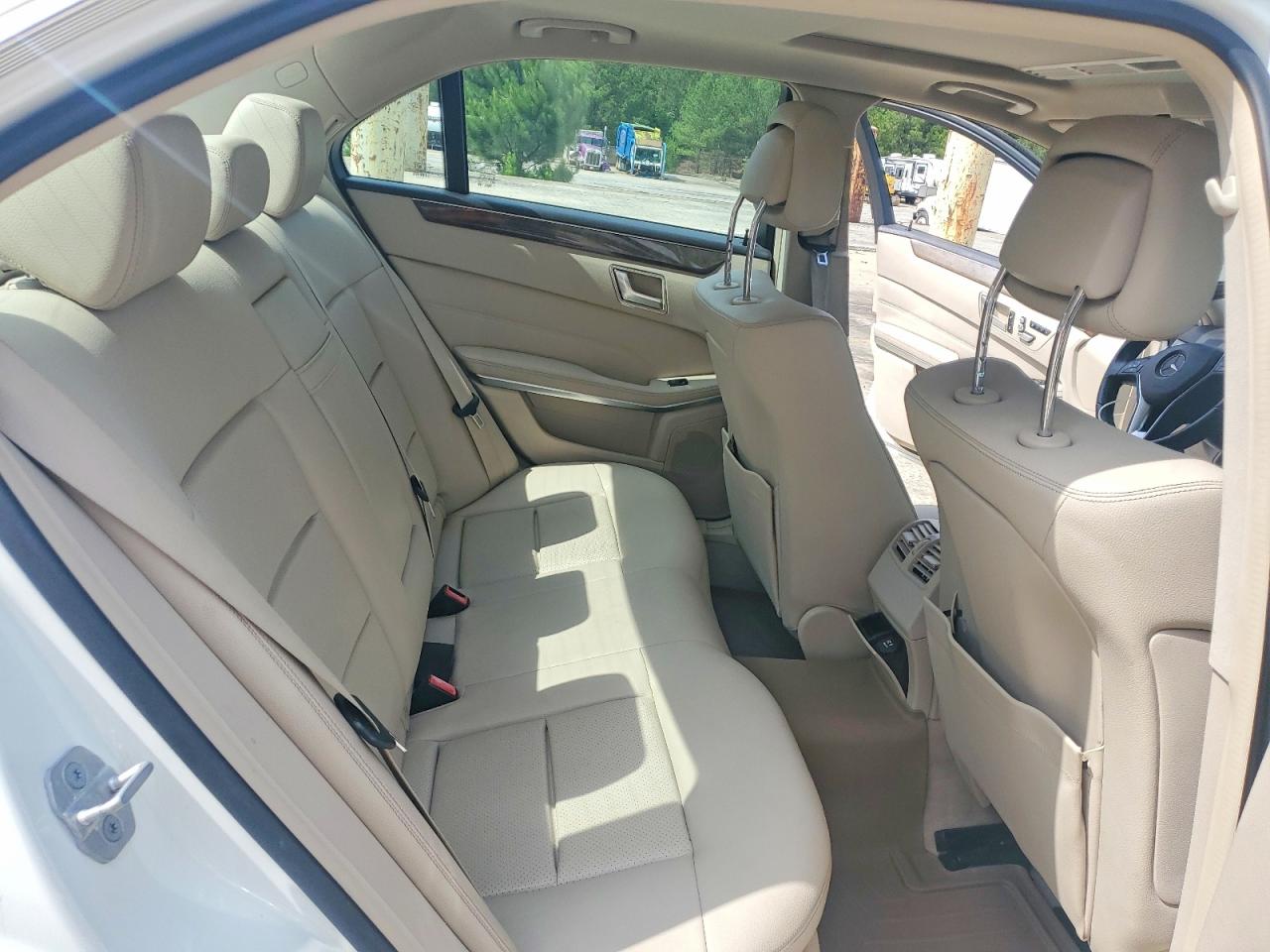 2014 Mercedes-benz E 350 White vin: WDDHF5KB0EA881044