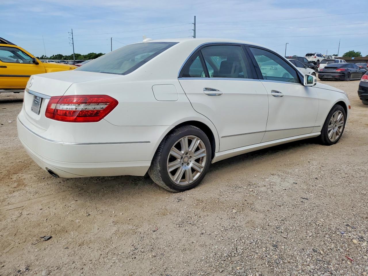 2013 Mercedes-benz E 350 White vin: WDDHF5KB1DA673043