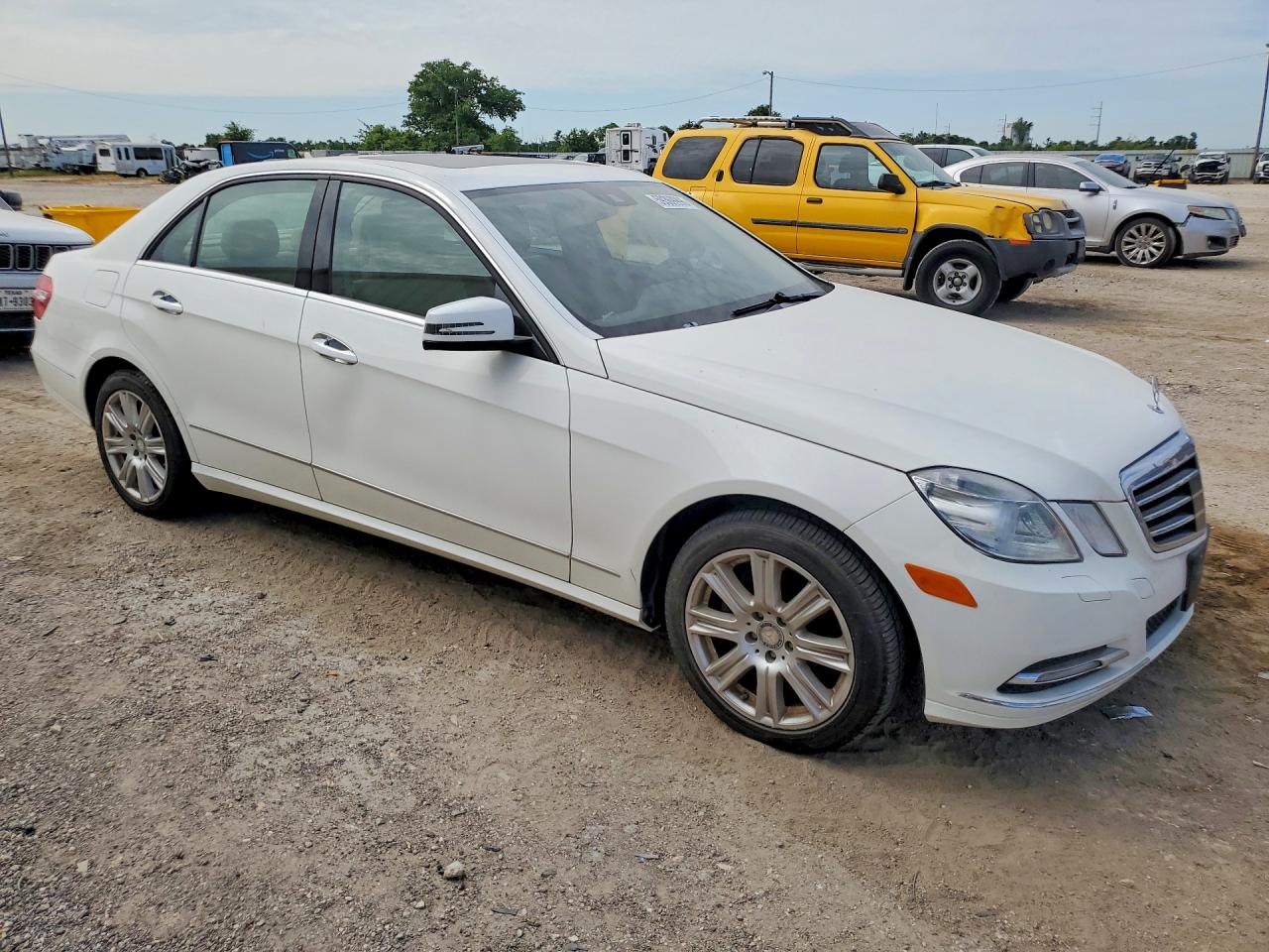 2013 Mercedes-benz E 350 White vin: WDDHF5KB1DA673043