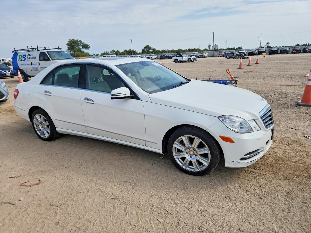 2013 Mercedes-benz E 350 Белый vin: WDDHF5KB1DA673043