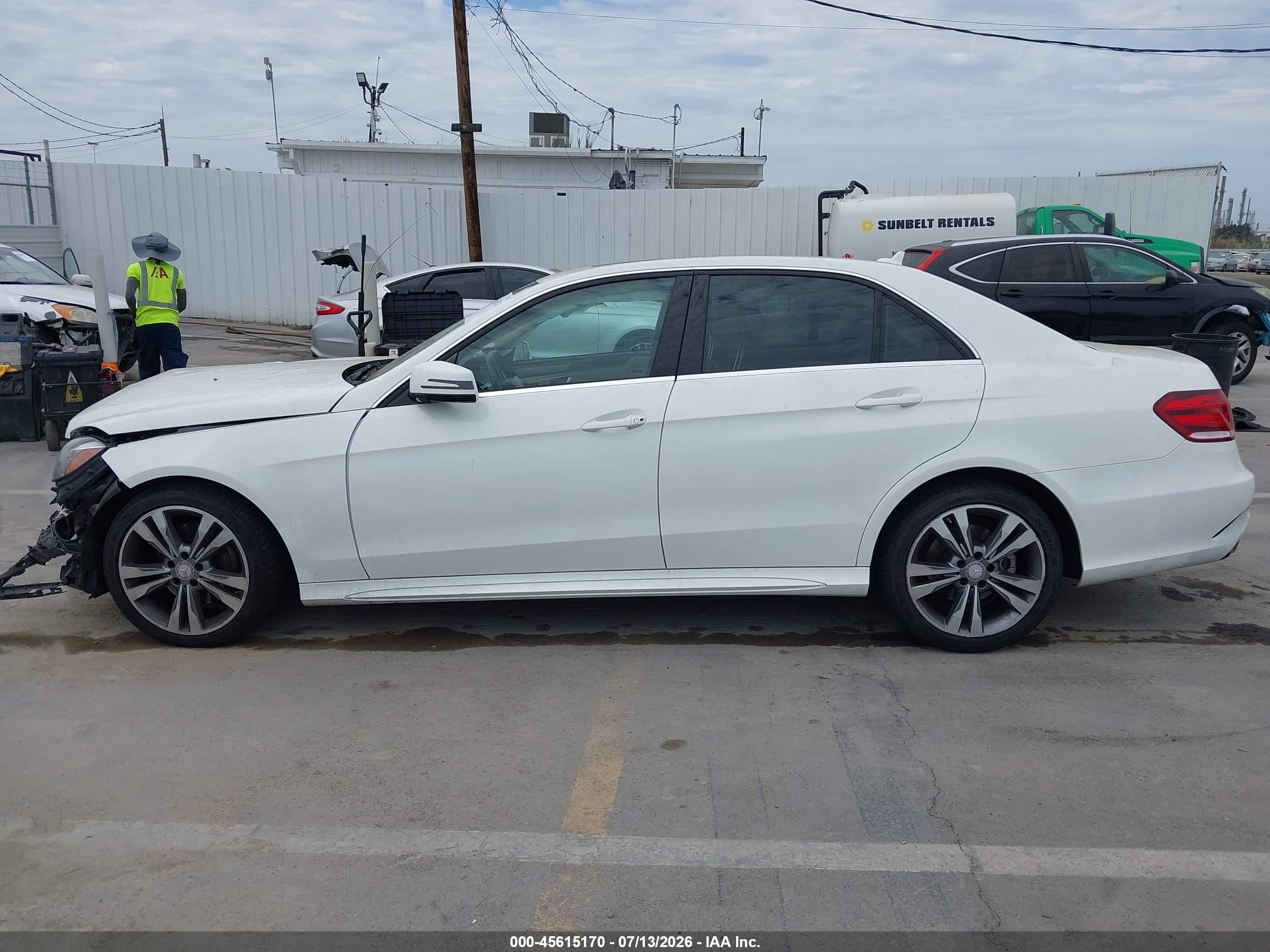2014 Mercedes-benz E 350   White vin: WDDHF5KB1EA876645