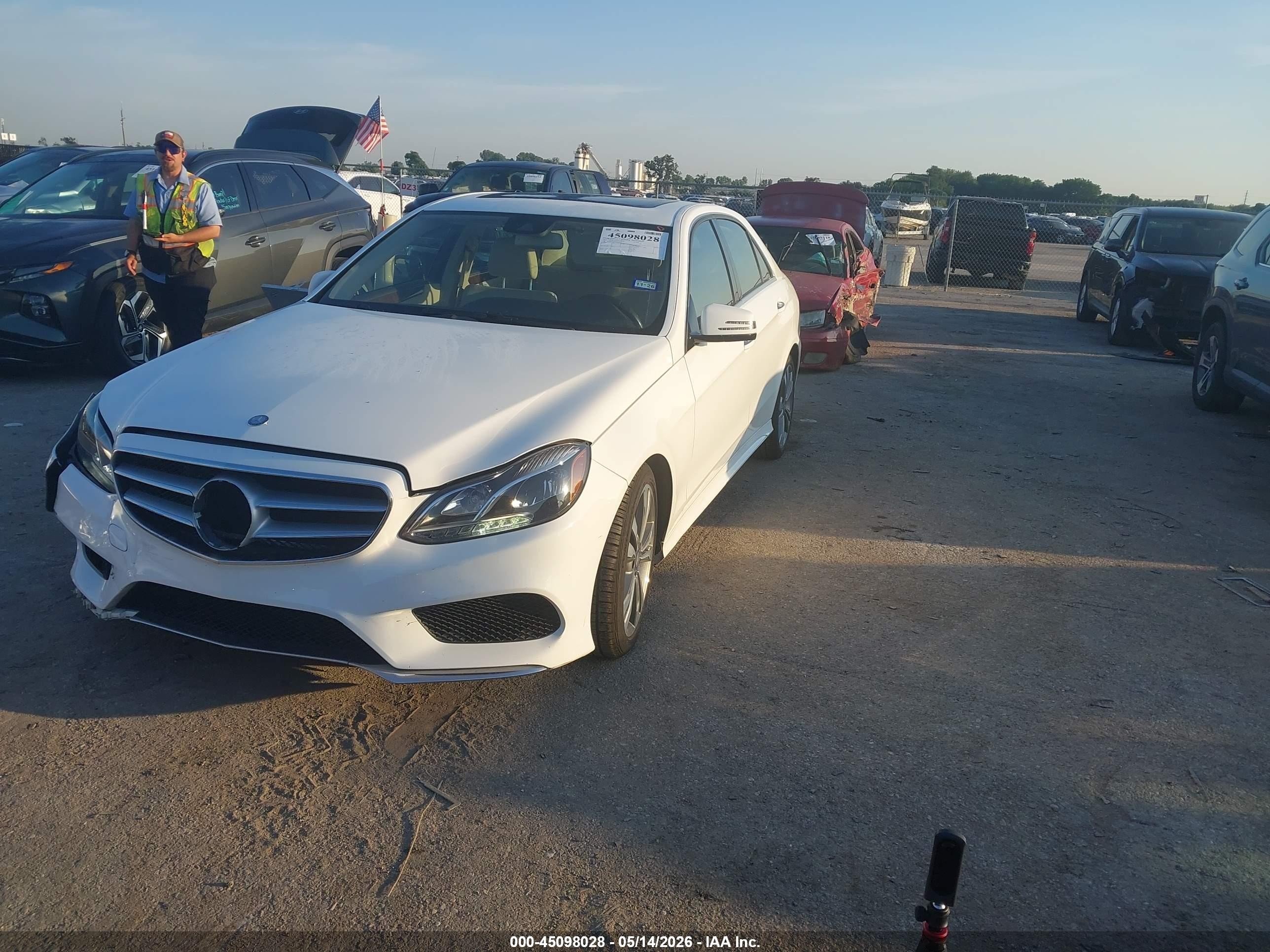 2014 Mercedes-benz E 350   White vin: WDDHF5KB1EB008848