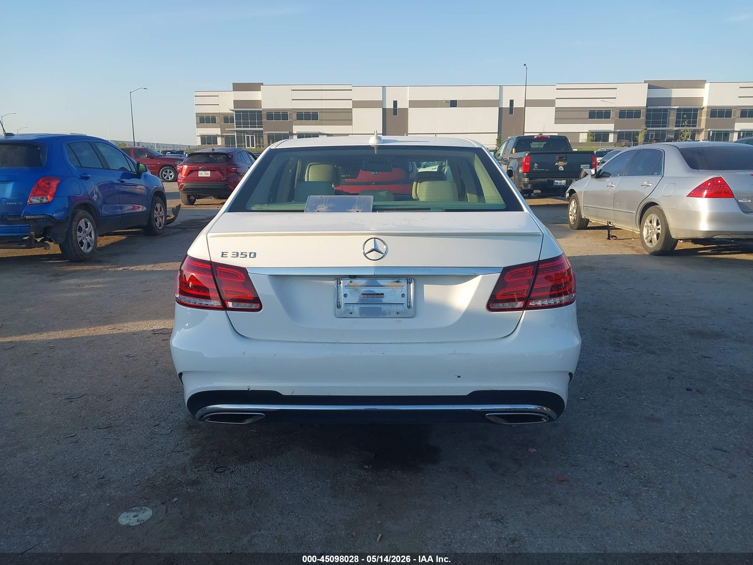 2014 Mercedes-benz E 350   White vin: WDDHF5KB1EB008848