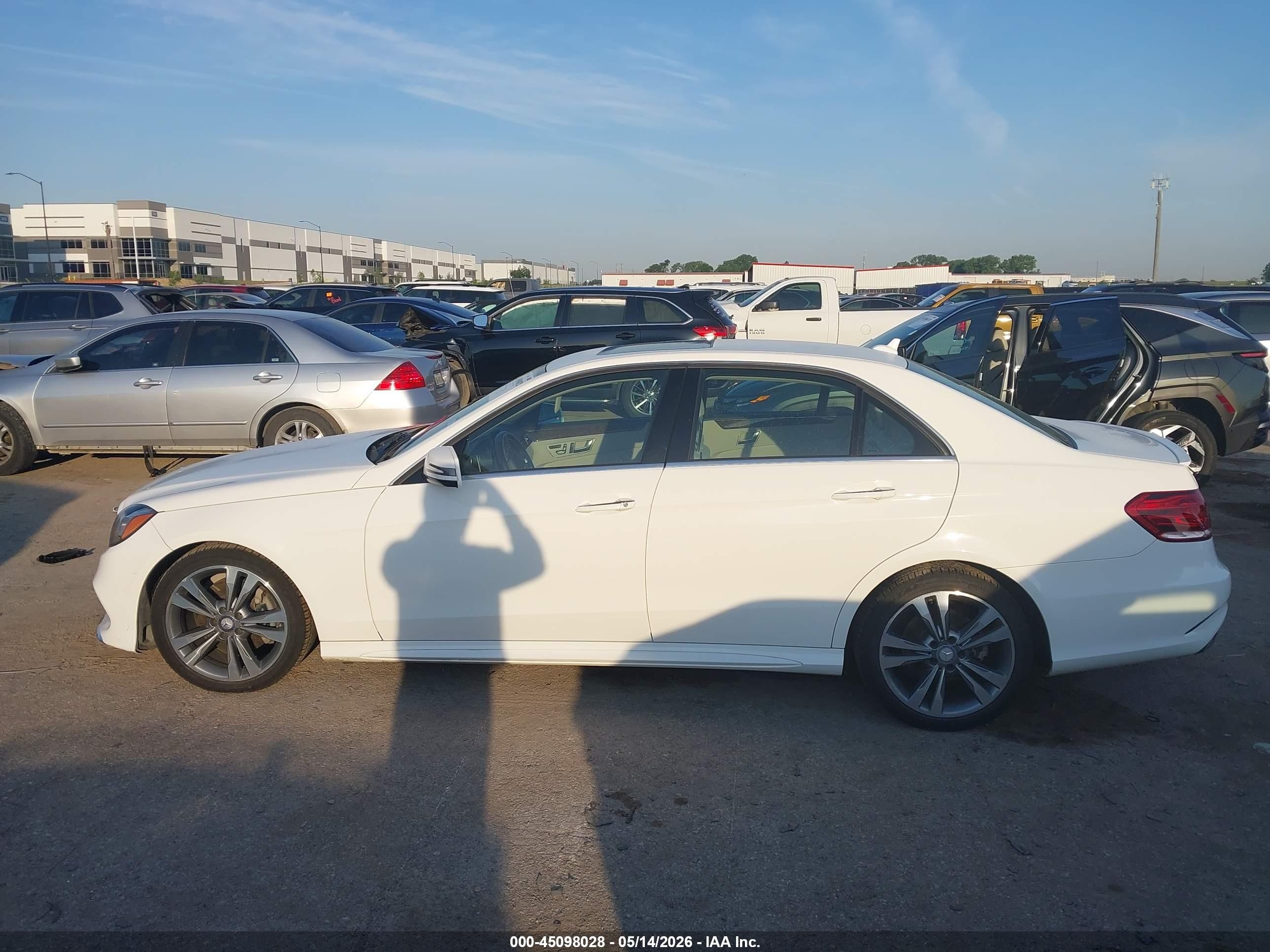 2014 Mercedes-benz E 350   White vin: WDDHF5KB1EB008848