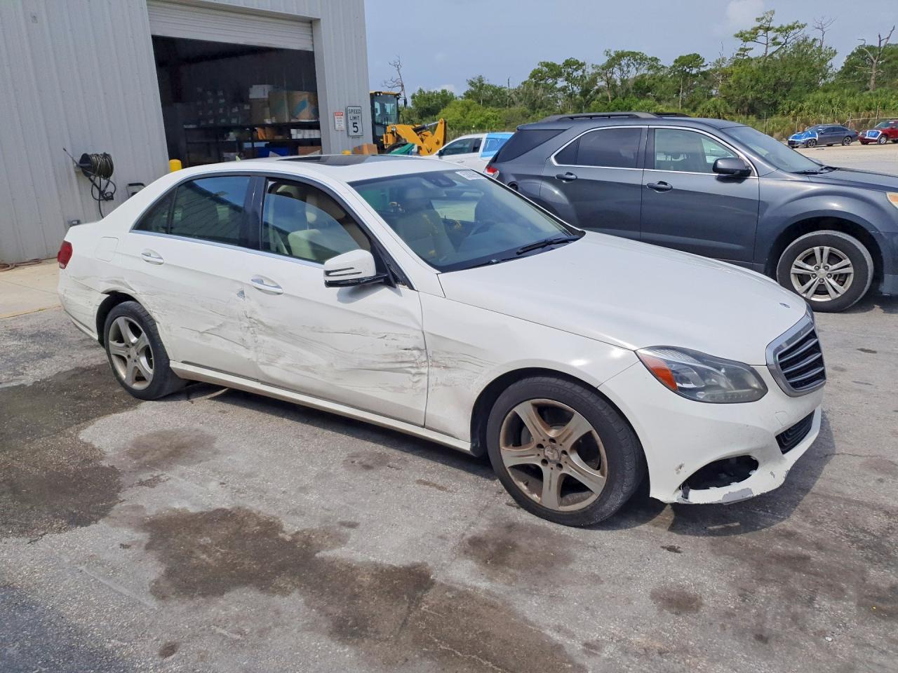 2014 Mercedes-benz E 350 White vin: WDDHF5KB1EB047567